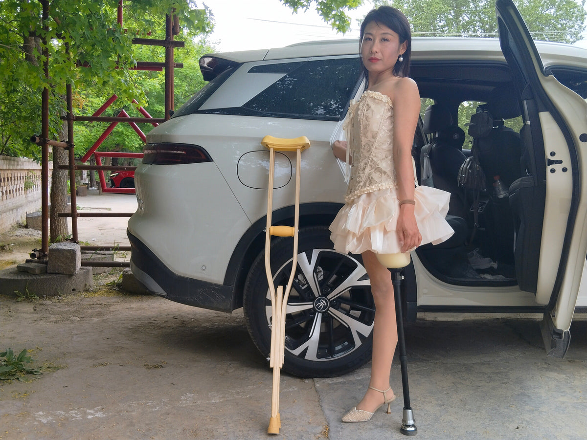 Ayla: AKA Amputee Girl – Experiencing the difference between a peg leg and crutches.