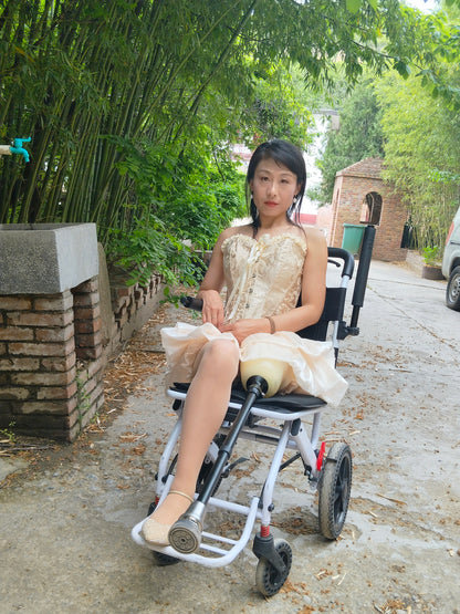 Ayla: AKA Amputee Girl – Experiencing the difference between a peg leg and crutches.