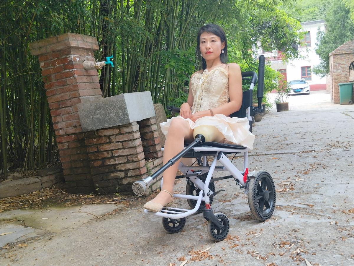 Ayla: AKA Amputee Girl – Experiencing the difference between a peg leg and crutches.