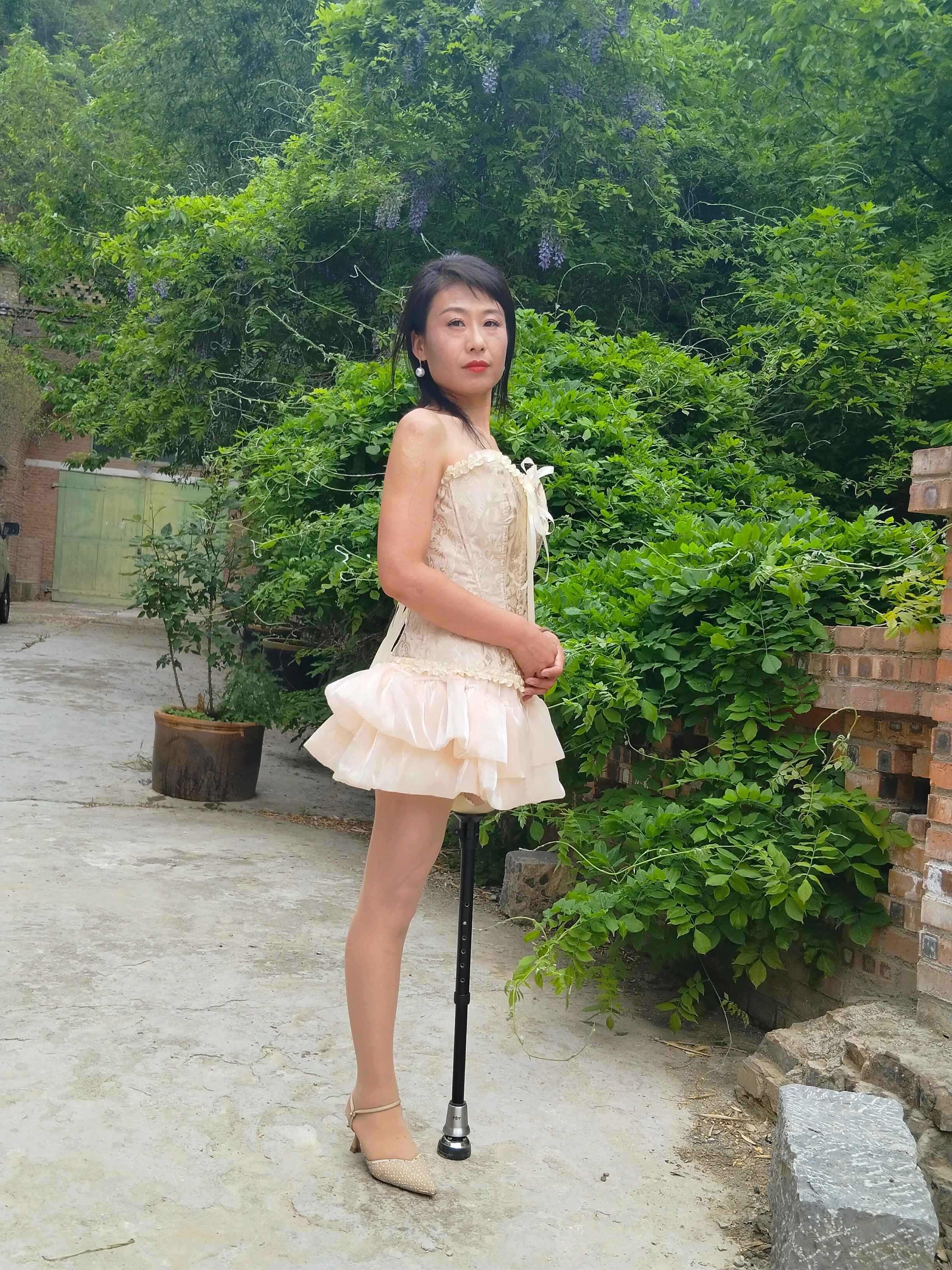 Ayla: AKA Amputee Girl – Experiencing the difference between a peg leg and crutches.