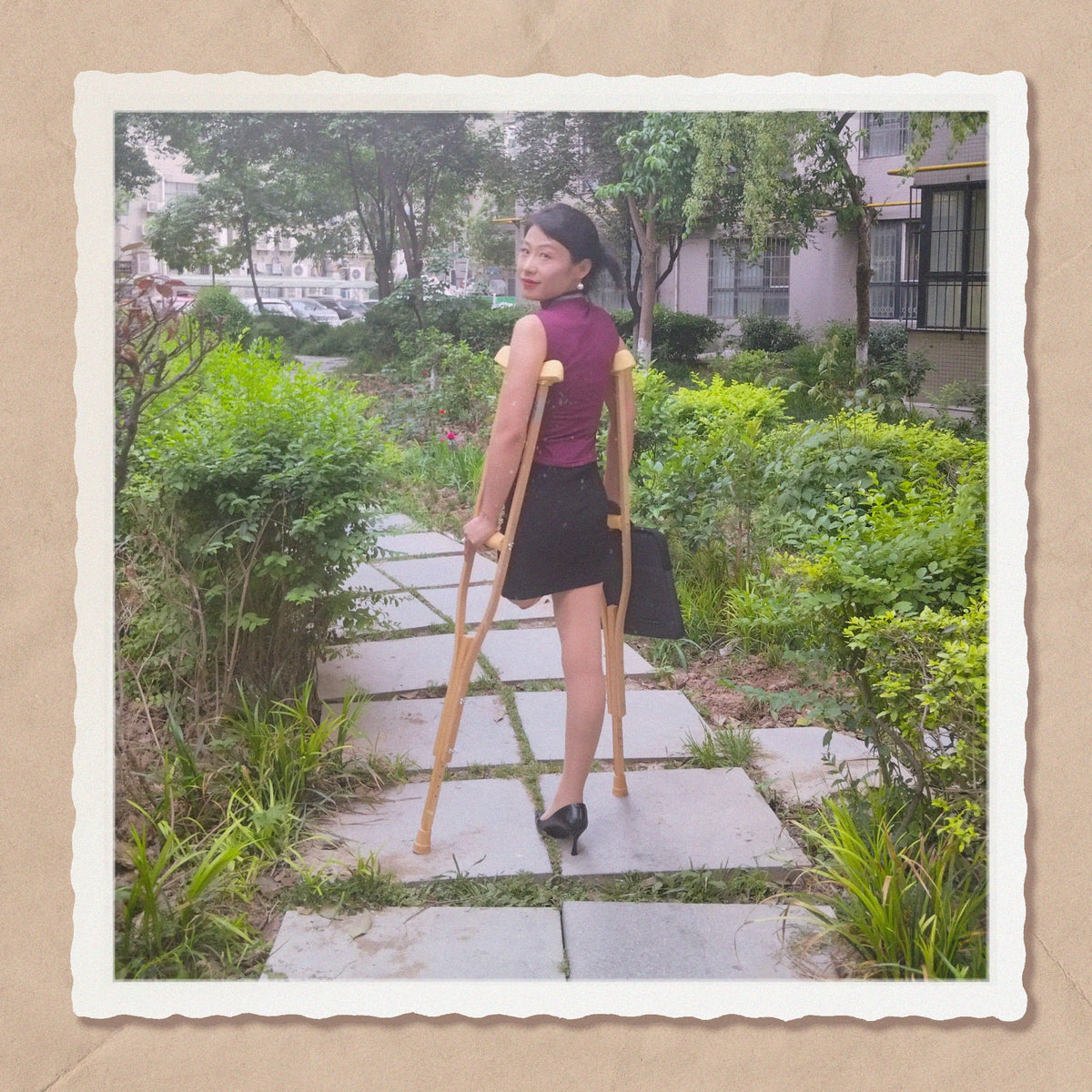 Ayla: AKA Amputee Girl – Experiencing the difference between a peg leg and crutches.