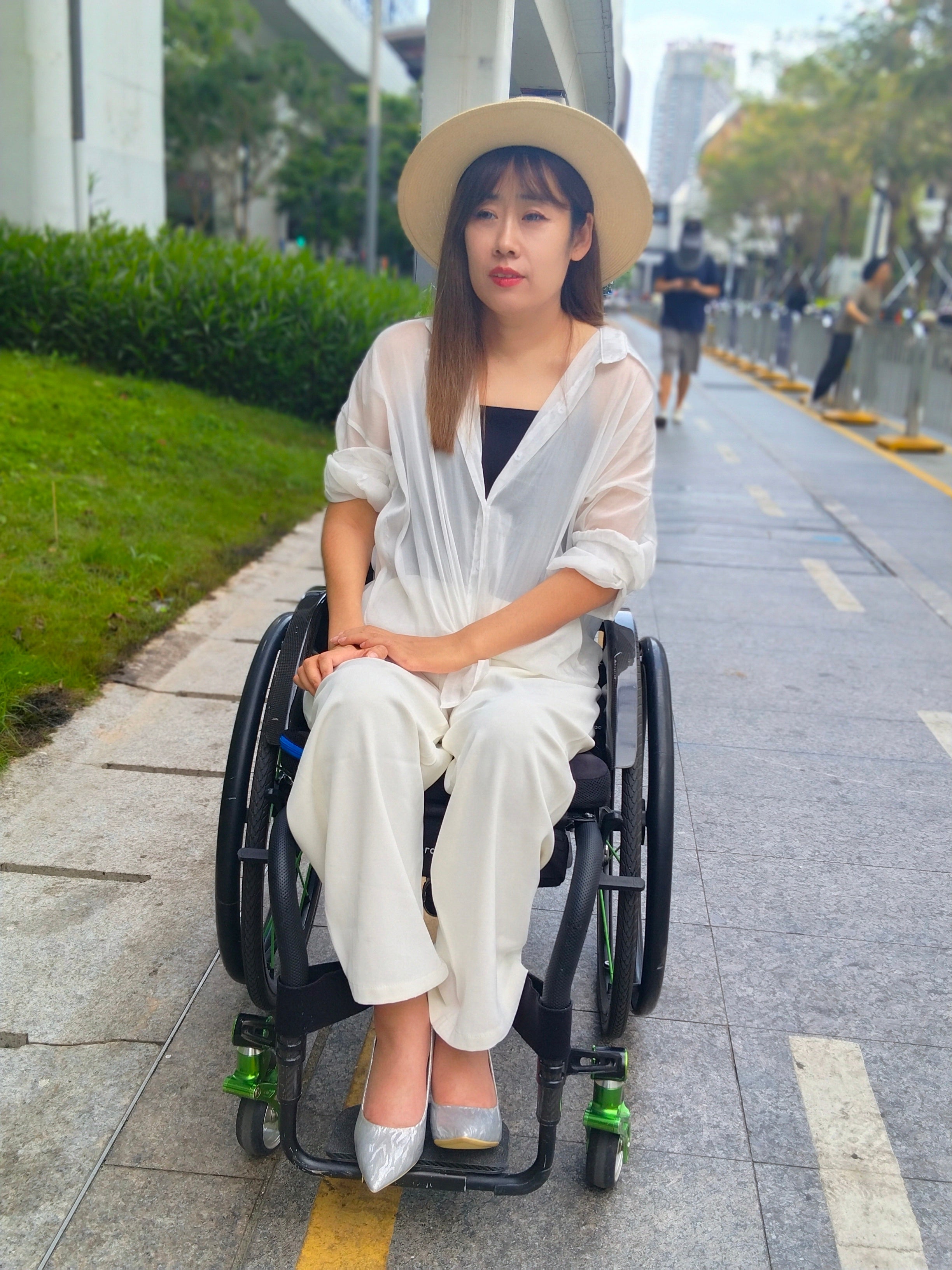 The Para Girl Cherry - High Heels Fell Off While Using a Wheelchair