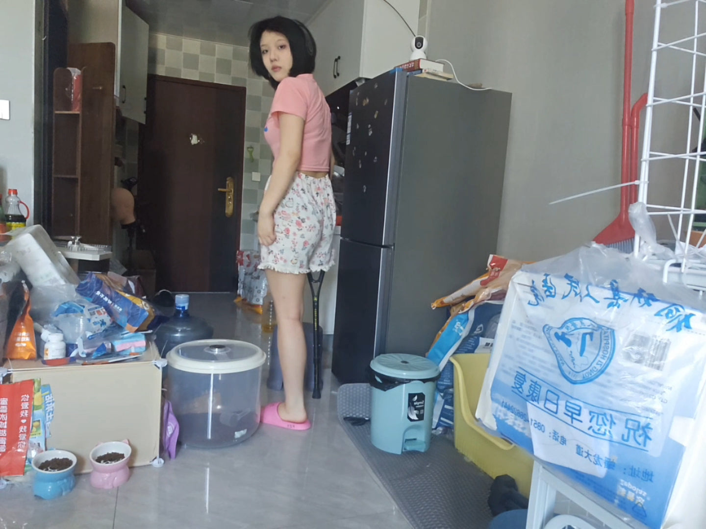 Lingo: Sak Amputee Girl - Demonstrating how to wear a prosthetic leg