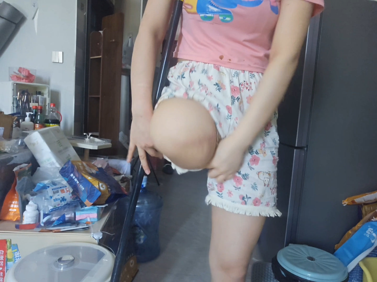 Lingo: Sak Amputee Girl - Demonstrating how to wear a prosthetic leg