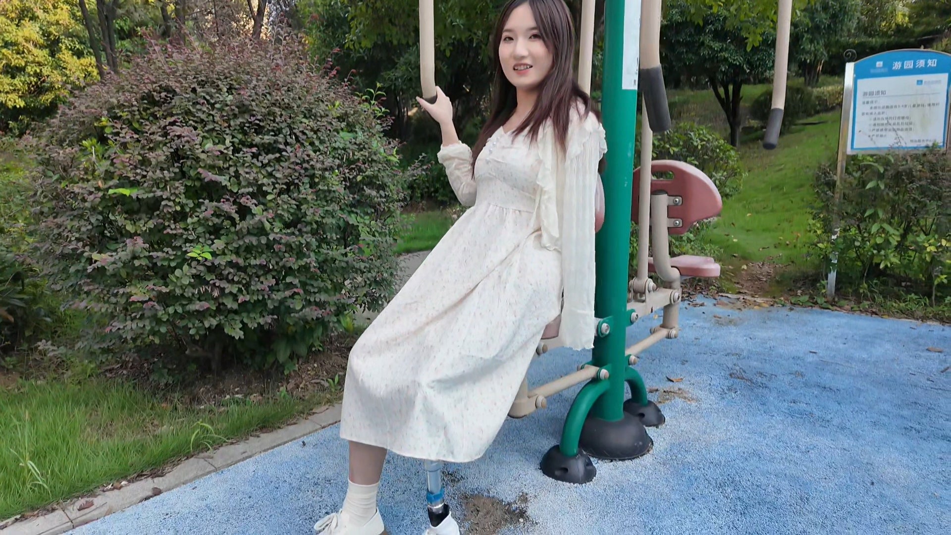 Beibei a Ooe Amputee Girl - Experience Outdoor Fitness Equipment