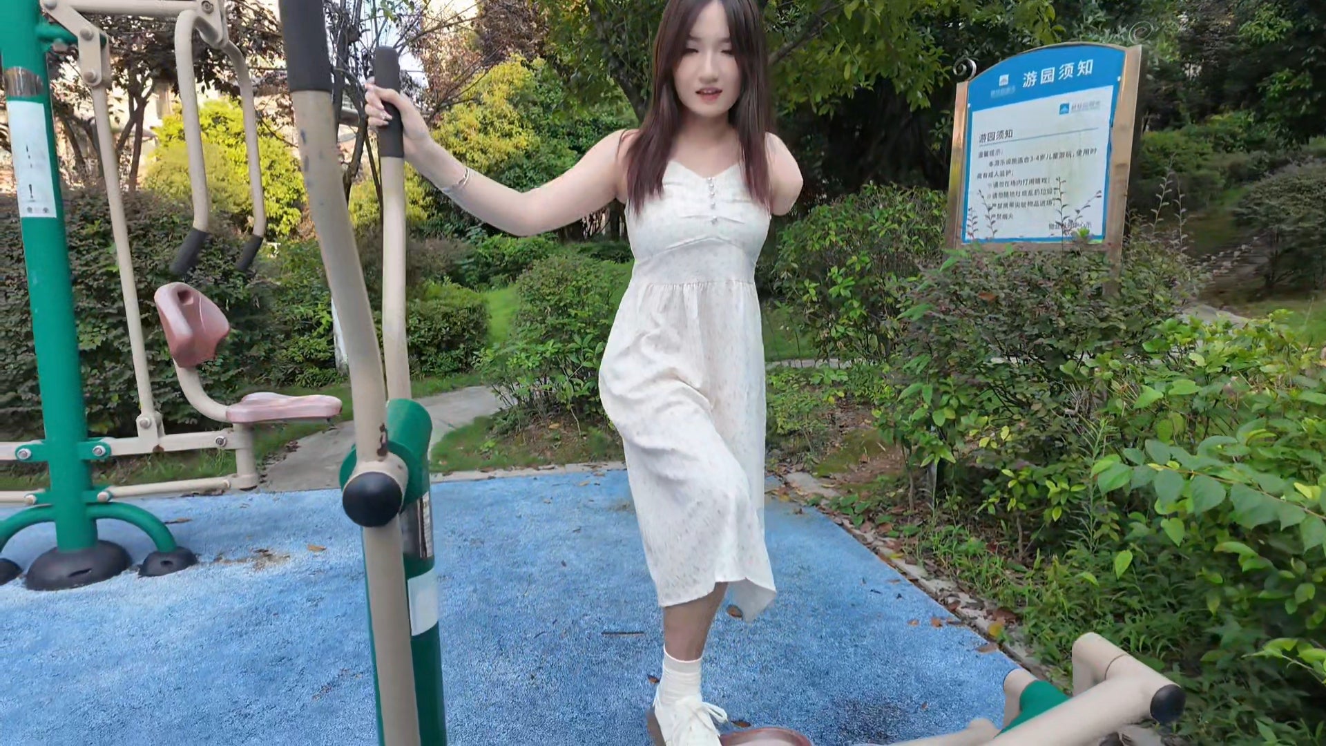 Beibei a Ooe Amputee Girl - Experience Outdoor Fitness Equipment