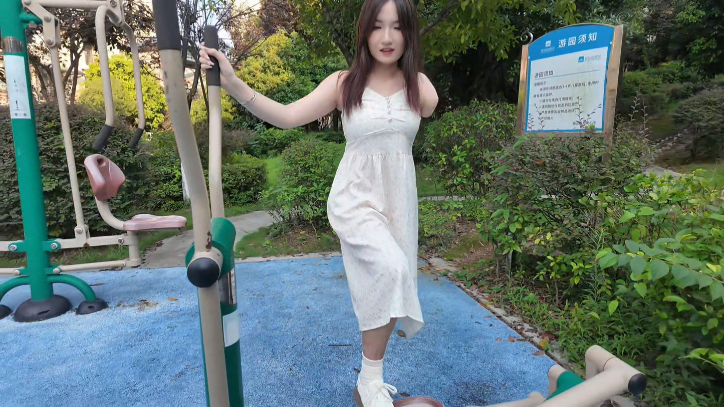 Beibei a Ooe Amputee Girl - Experience Outdoor Fitness Equipment