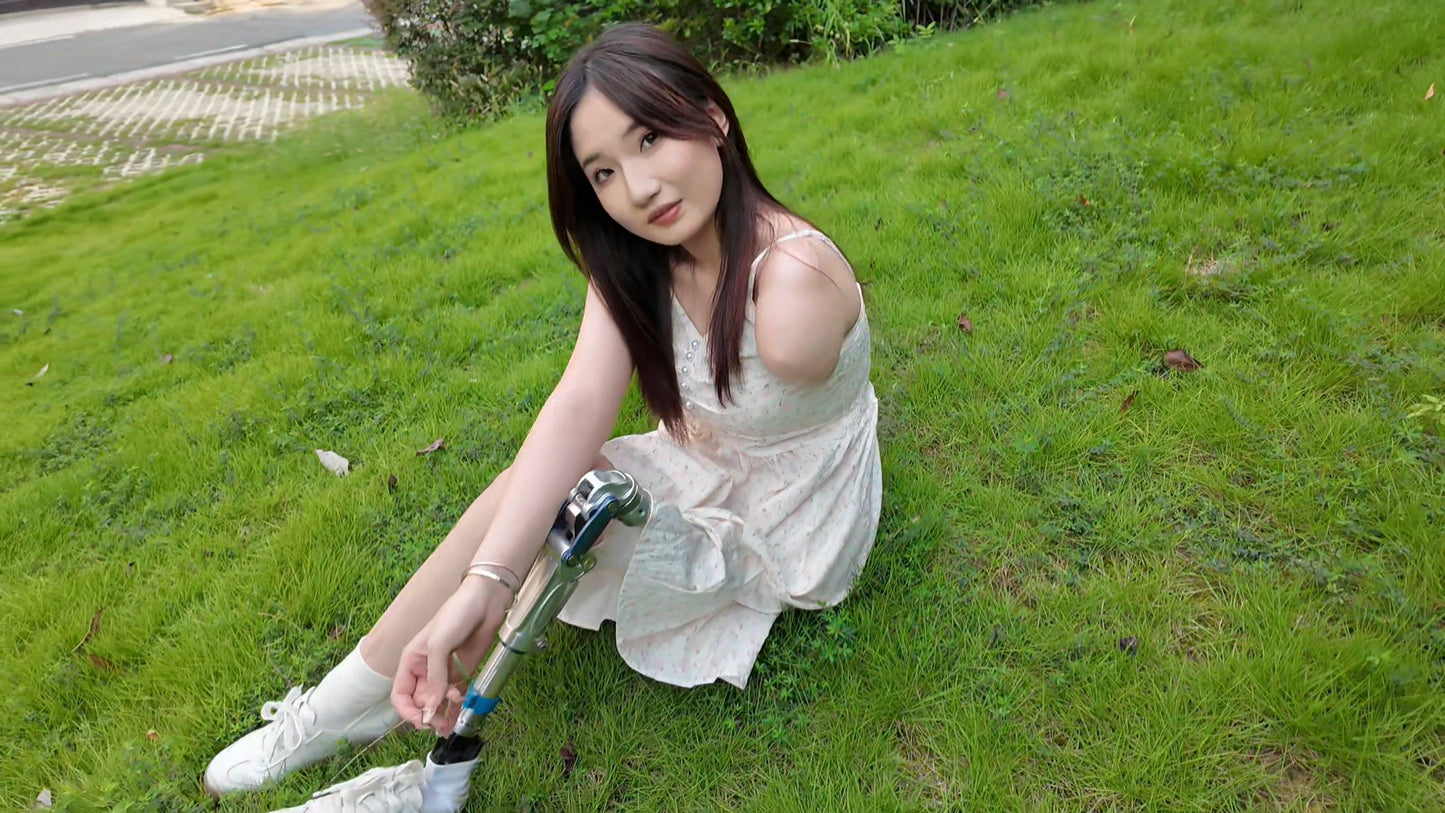 Beibei a Ooe Amputee Girl - Experience Outdoor Fitness Equipment
