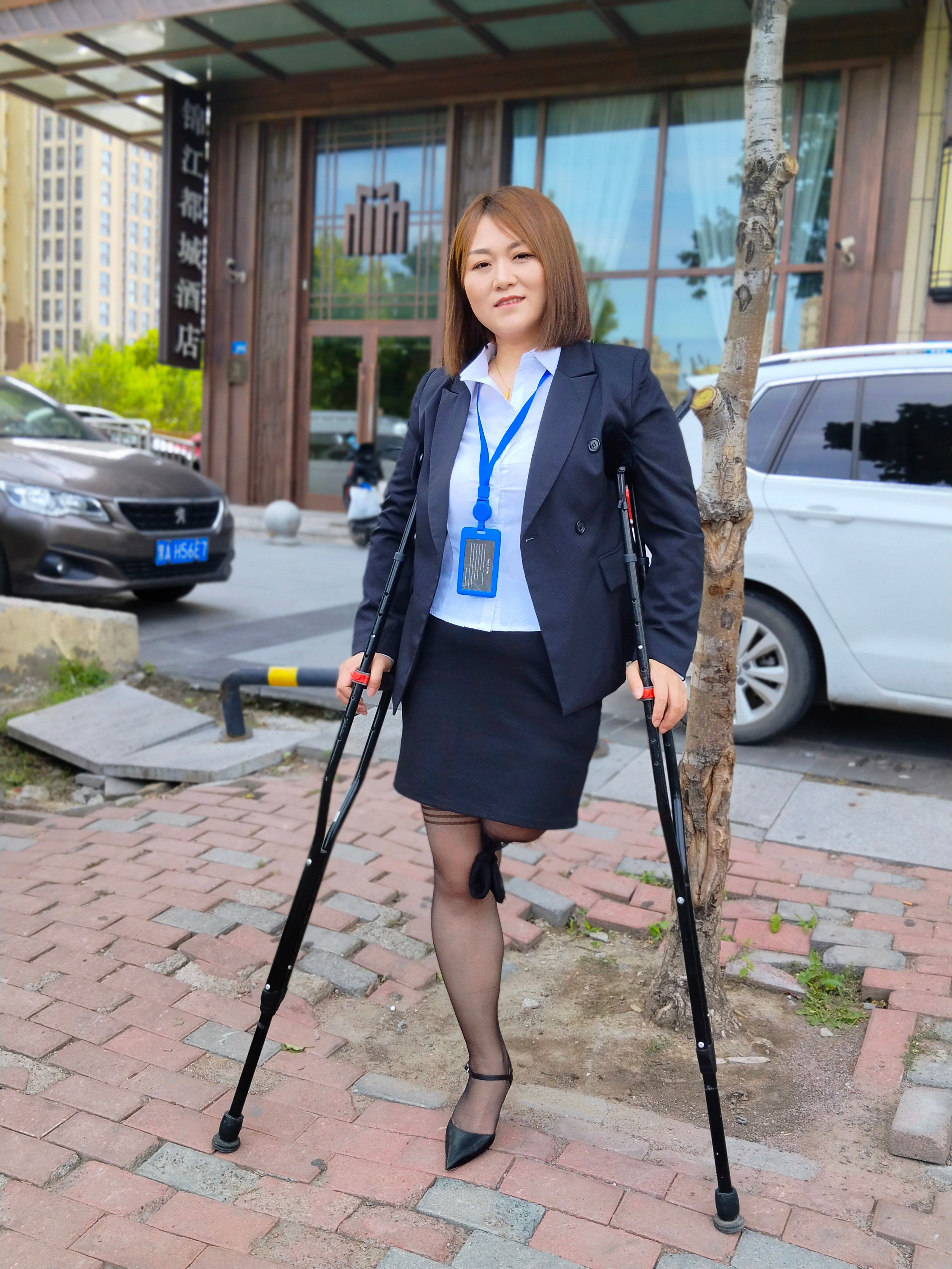 Grace, A Sak Girl - The Allure of an Office Lady in Black Stockings, High Heels, and Crutches