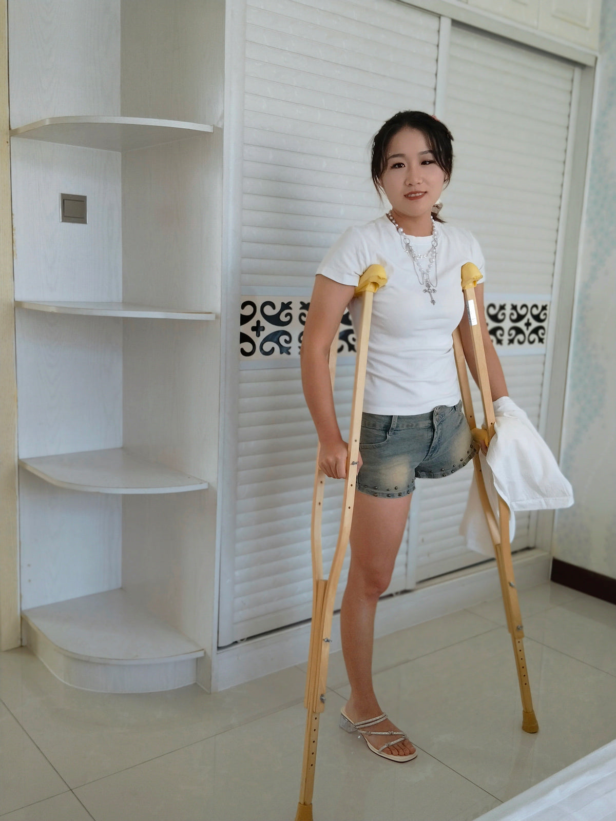 Naomi Sak, an amputee girl – Tidying up the room
