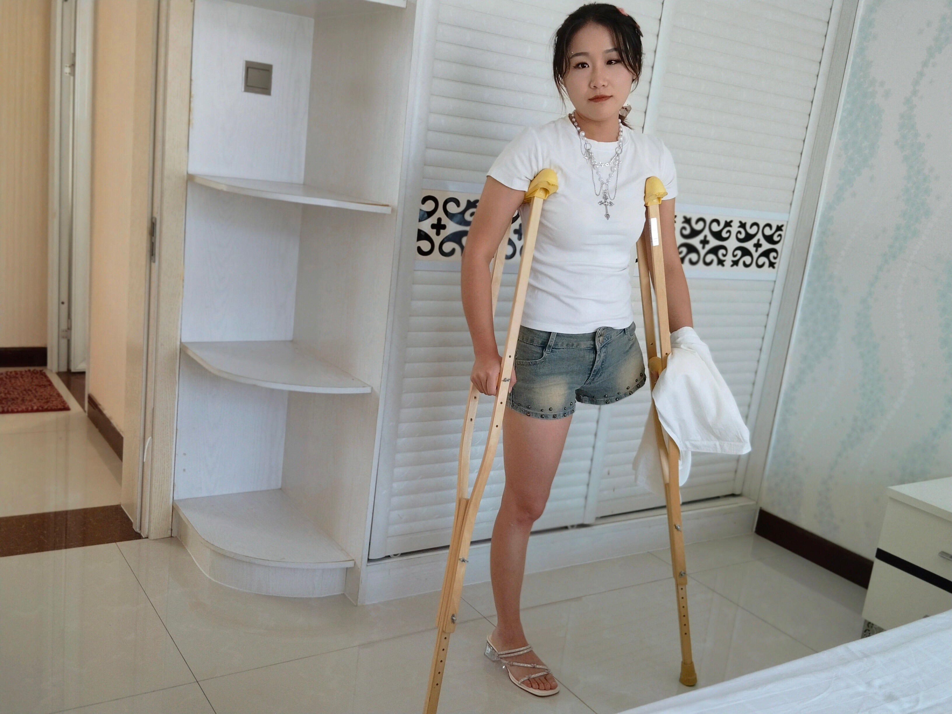 Naomi Sak, an amputee girl – Tidying up the room
