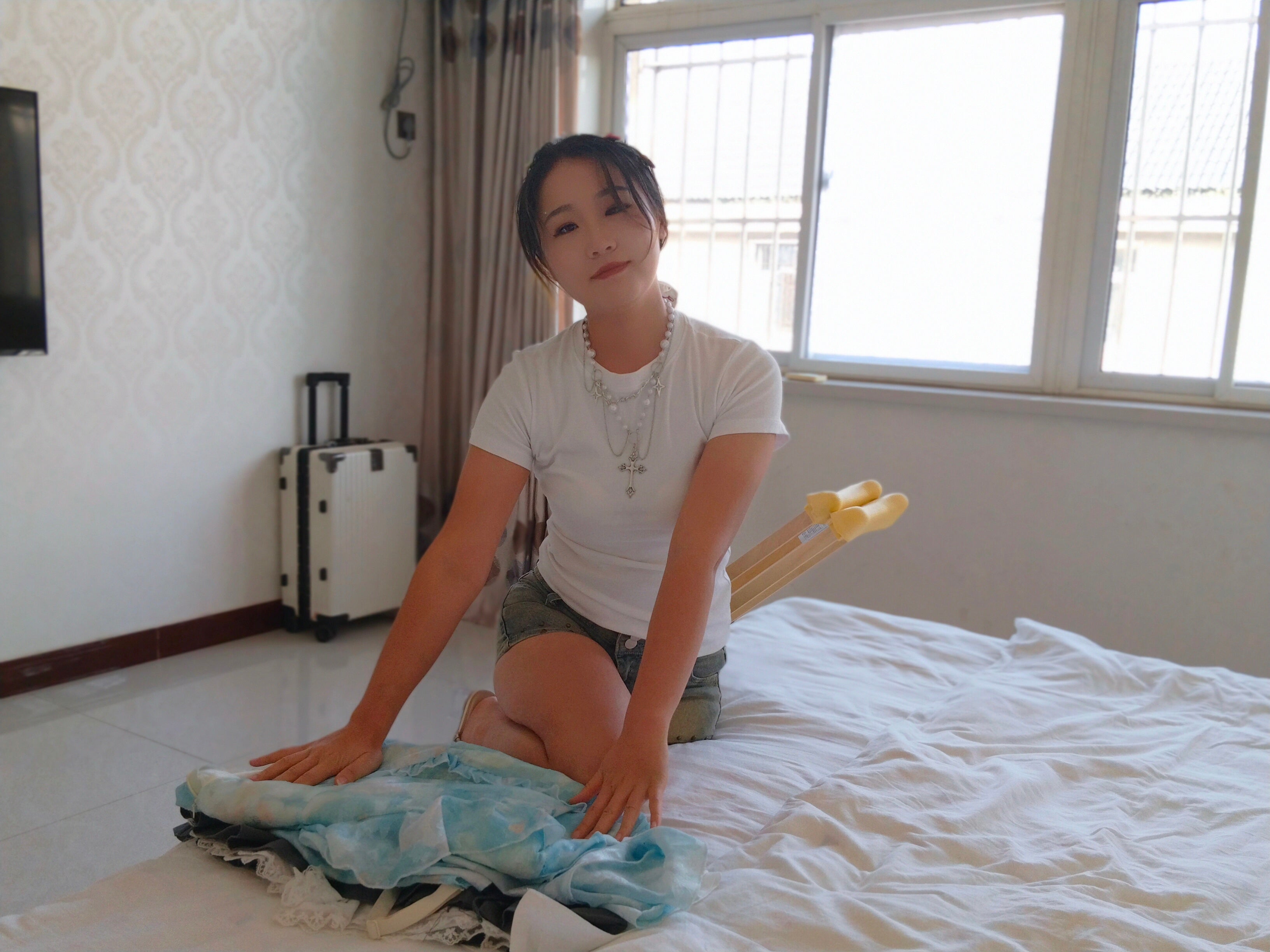 Naomi Sak, an amputee girl – Tidying up the room