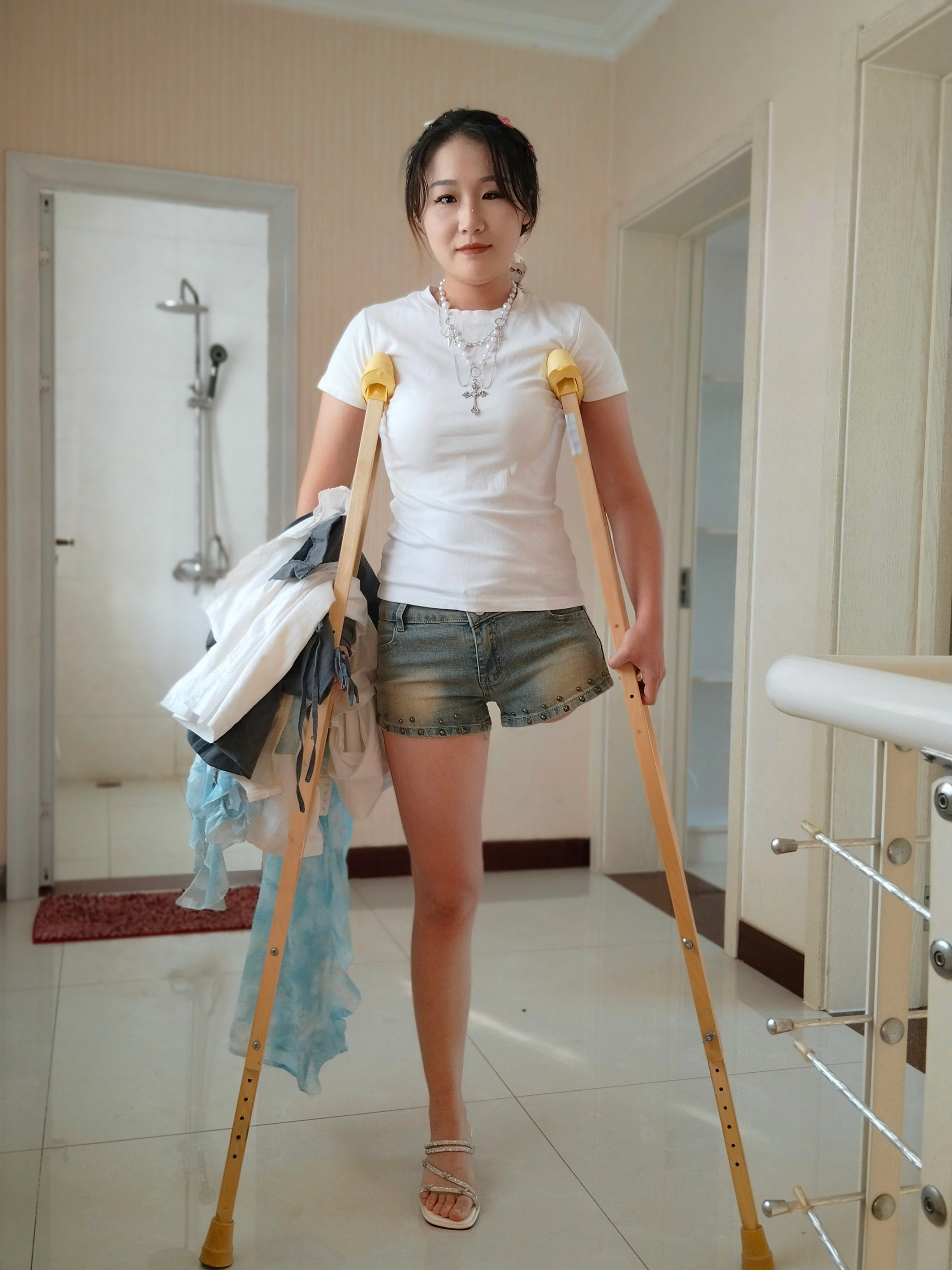 Naomi Sak, an amputee girl – Tidying up the room