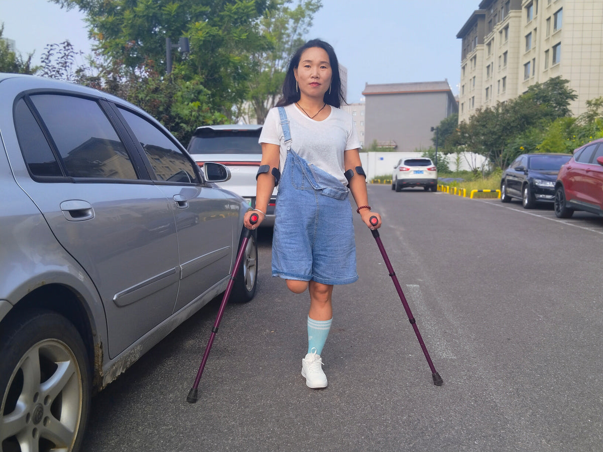 Gigi: Sak Amputee Girl – Out and about on forearm crutches