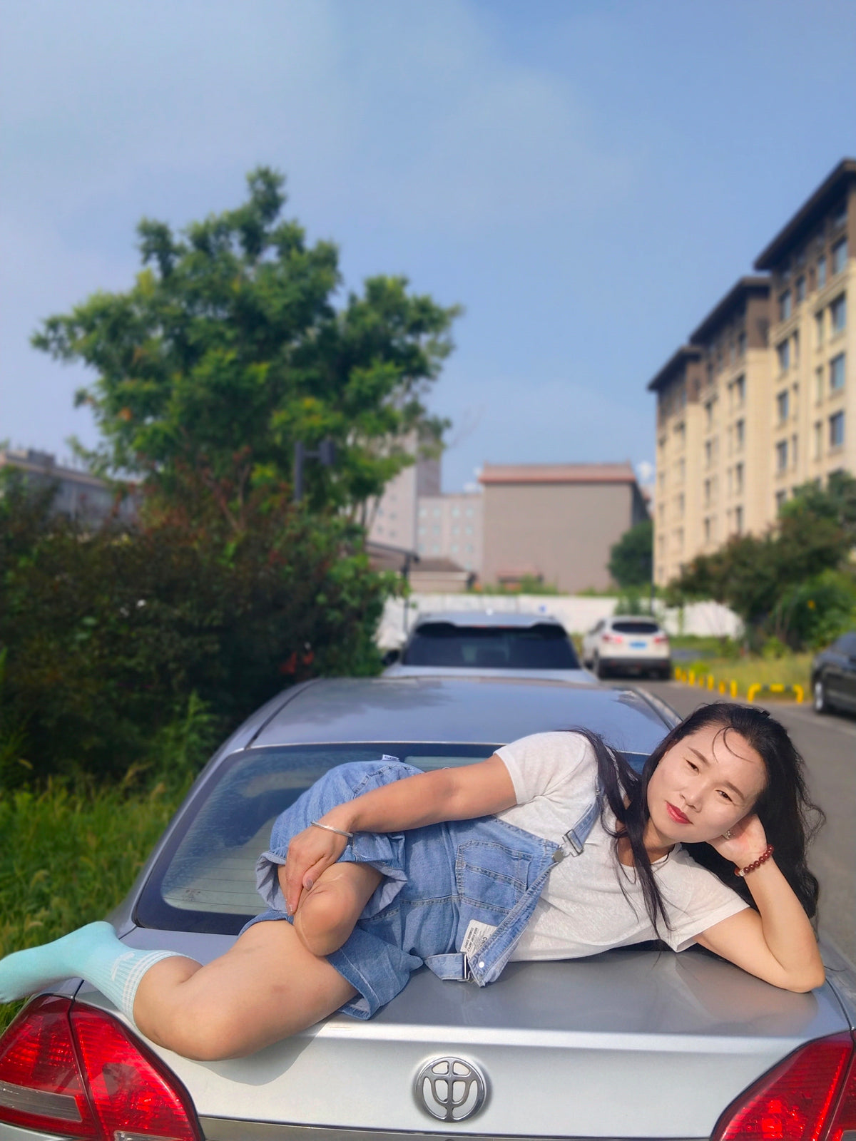 Gigi: Sak Amputee Girl – Out and about on forearm crutches