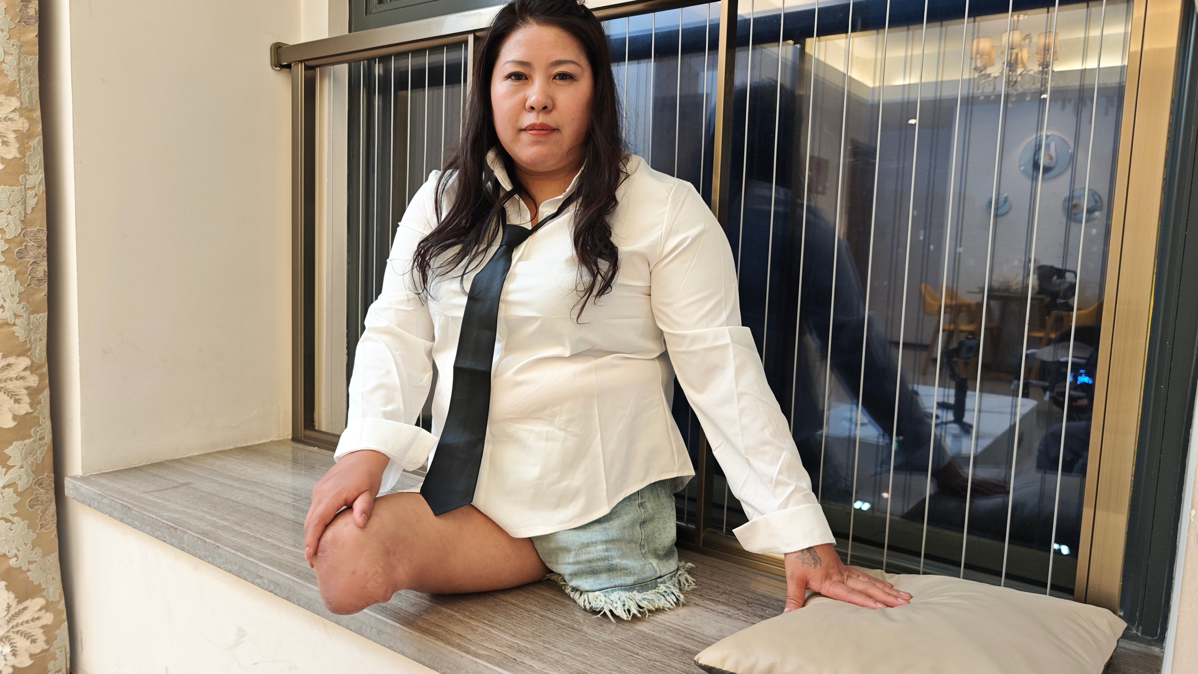 Barbie: RbkLhp Amputee Girl – Moving Her Residual Limb to Clean the House