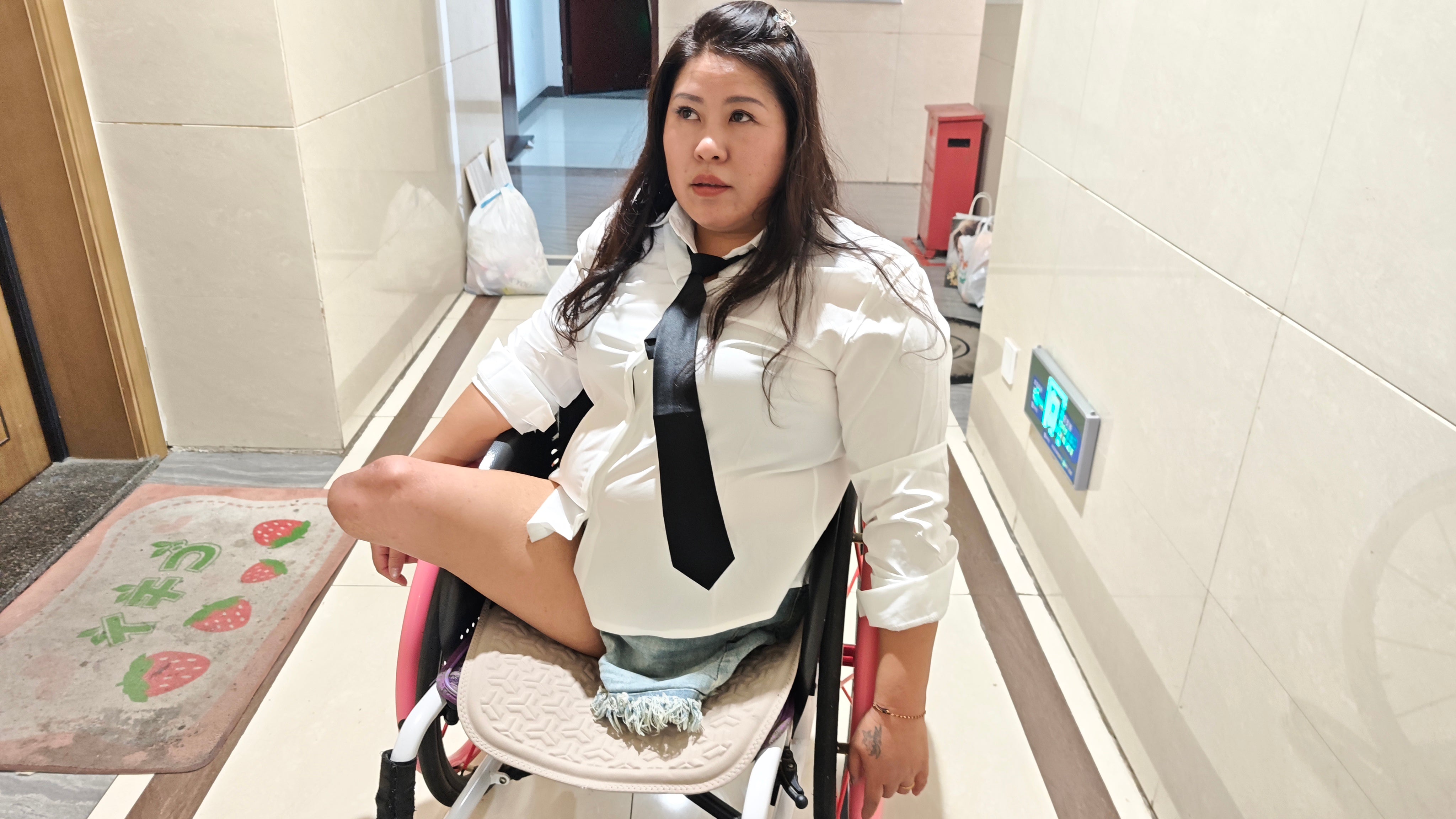 Barbie: RbkLhp Amputee Girl – Moving Her Residual Limb to Clean the House