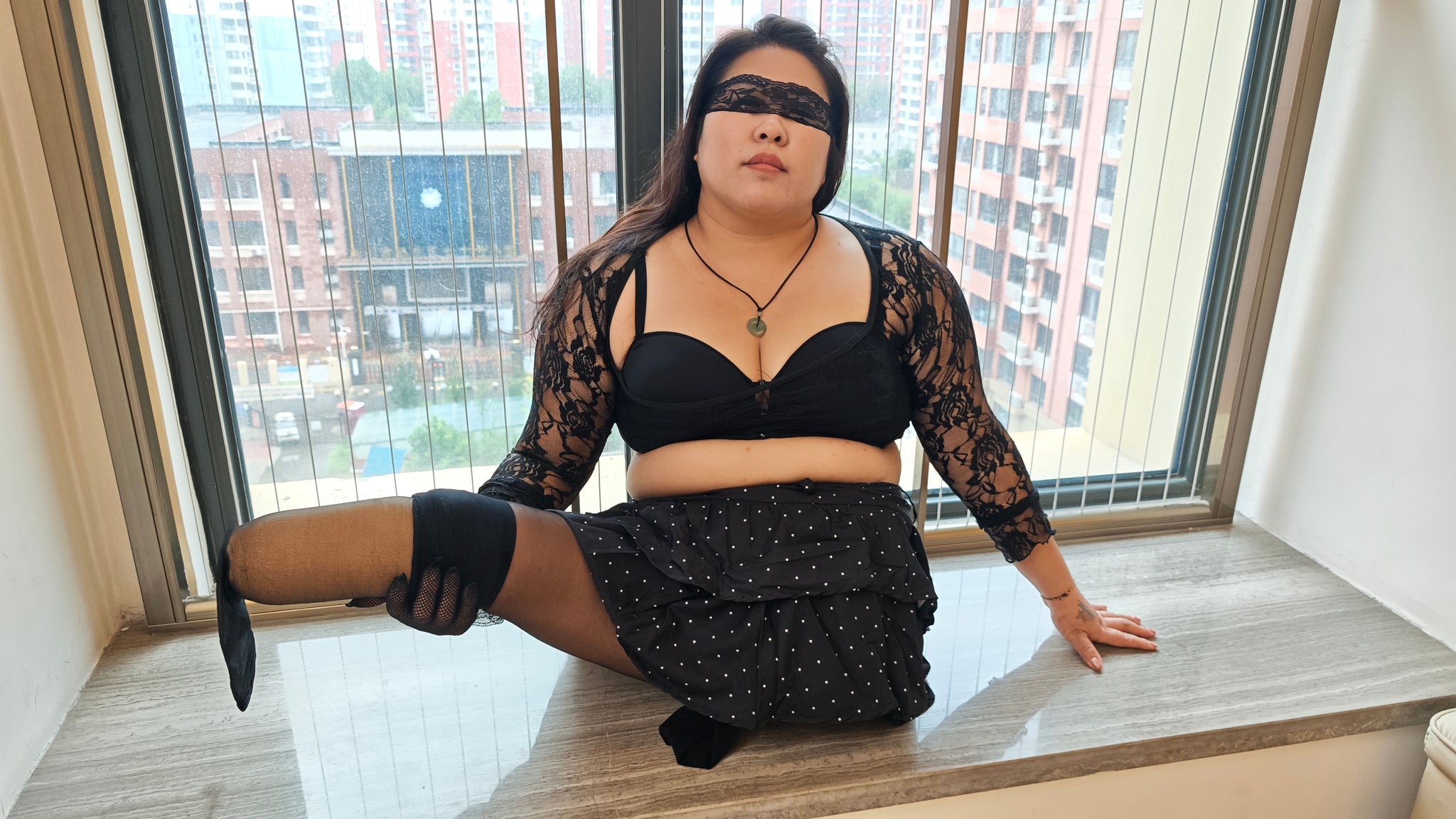 Barbie: RbkLhp Amputee Girl - Showing off her sexy, voluptuous figure while wearing an eye mask