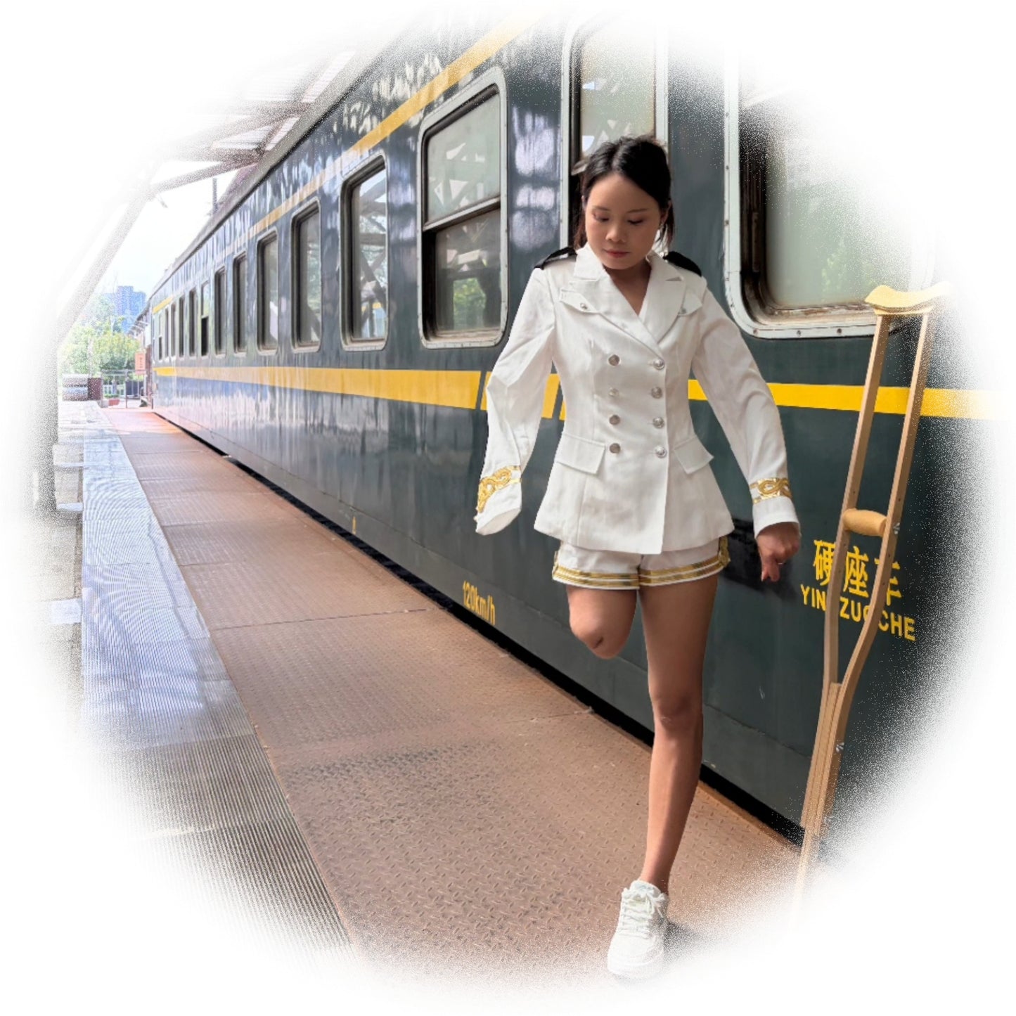 Abby Ooe, the Amputee Girl - Walking around with a broken limb on crutches