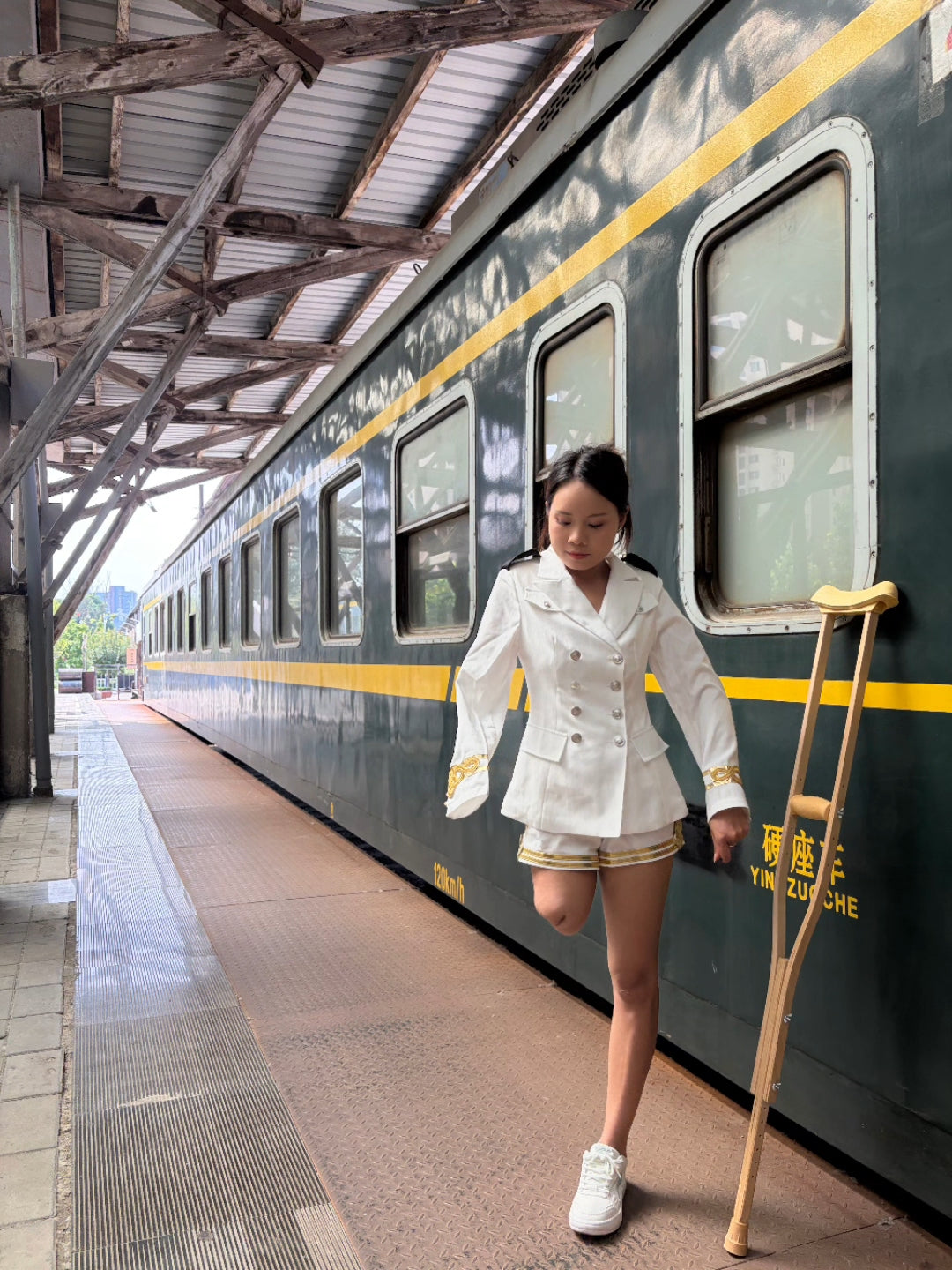 Abby Ooe, the Amputee Girl - Walking around with a broken limb on crutches
