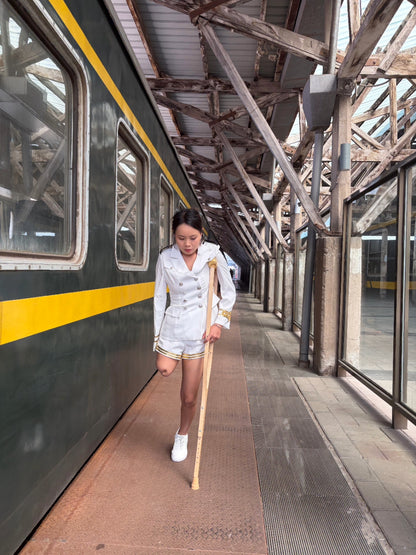 Abby Ooe, the Amputee Girl - Walking around with a broken limb on crutches