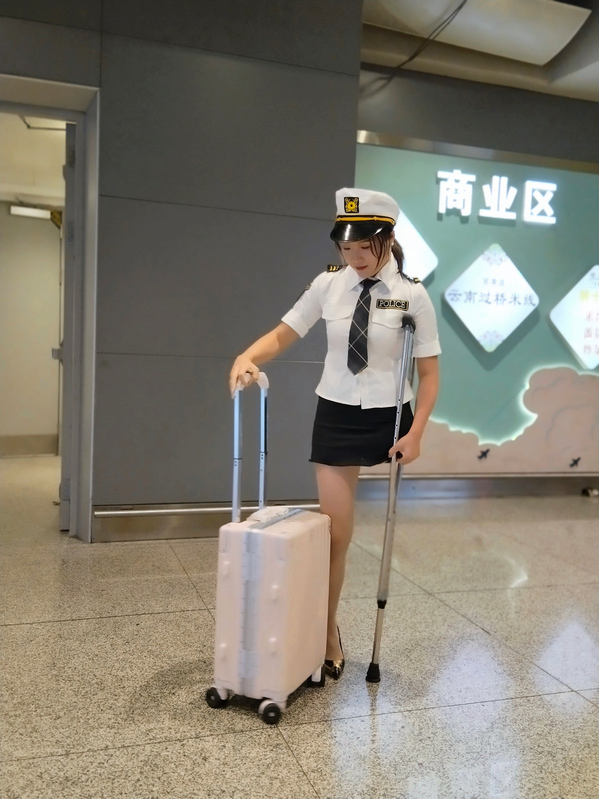 Naomi Sak, an amputee girl – The beautiful one-legged female pilot