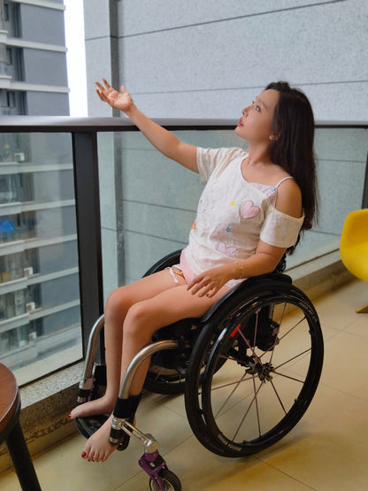 The Para Girl Kitty – Painting Toenails on Lifeless Feet
