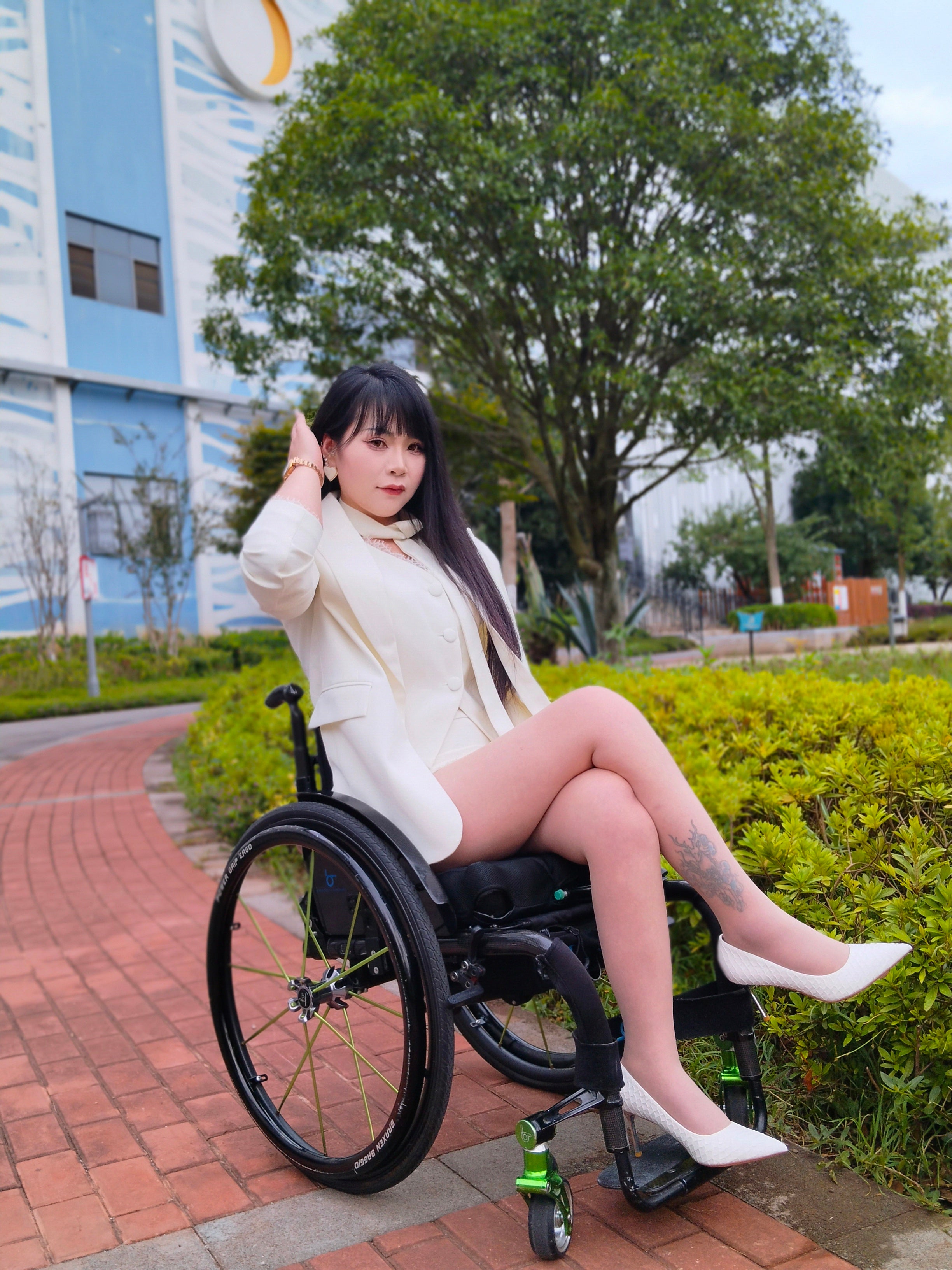 The Para Girl Nora – Soothing Swollen Feet After Outdoor Activities