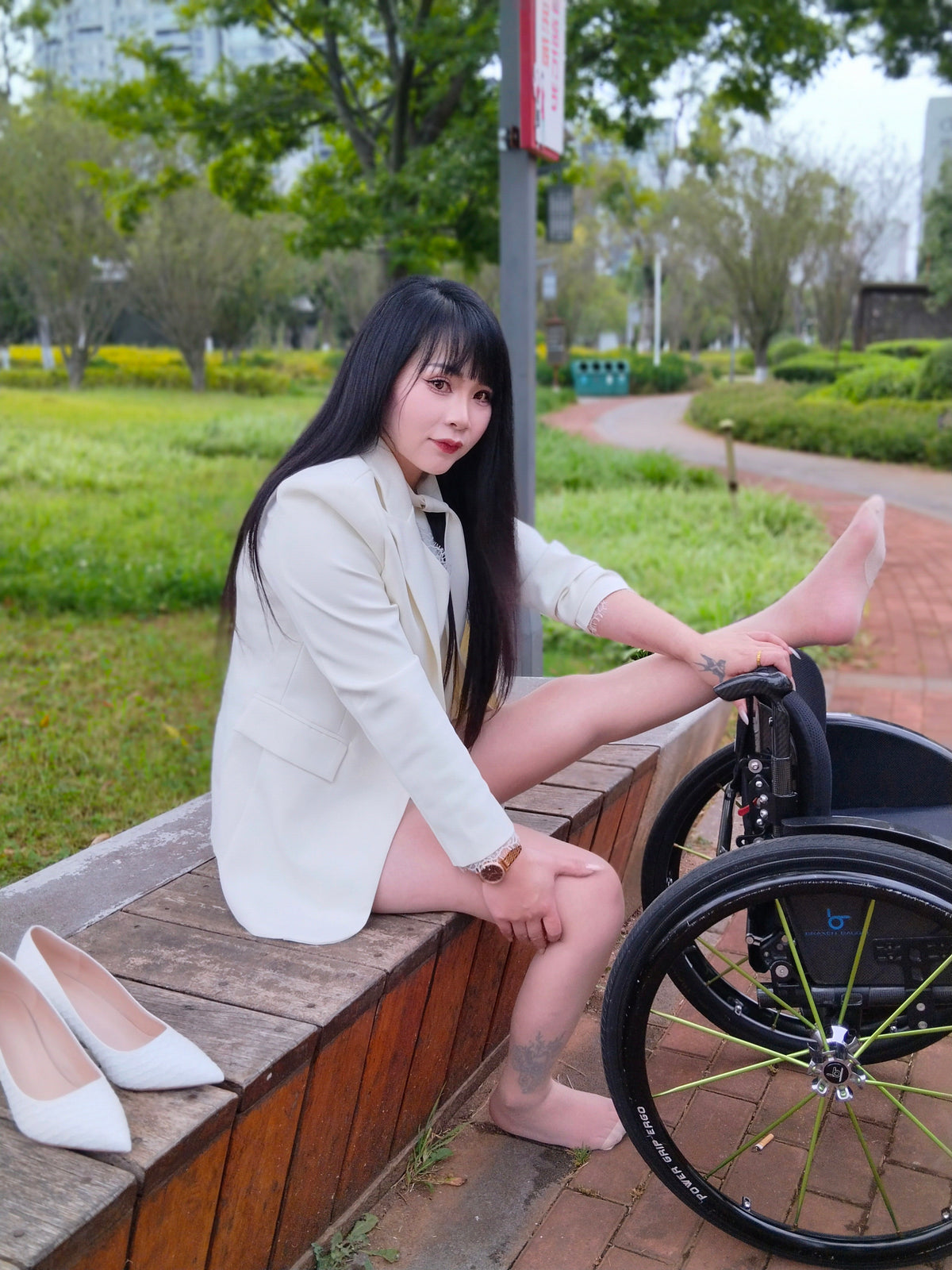 The Para Girl Nora – Soothing Swollen Feet After Outdoor Activities