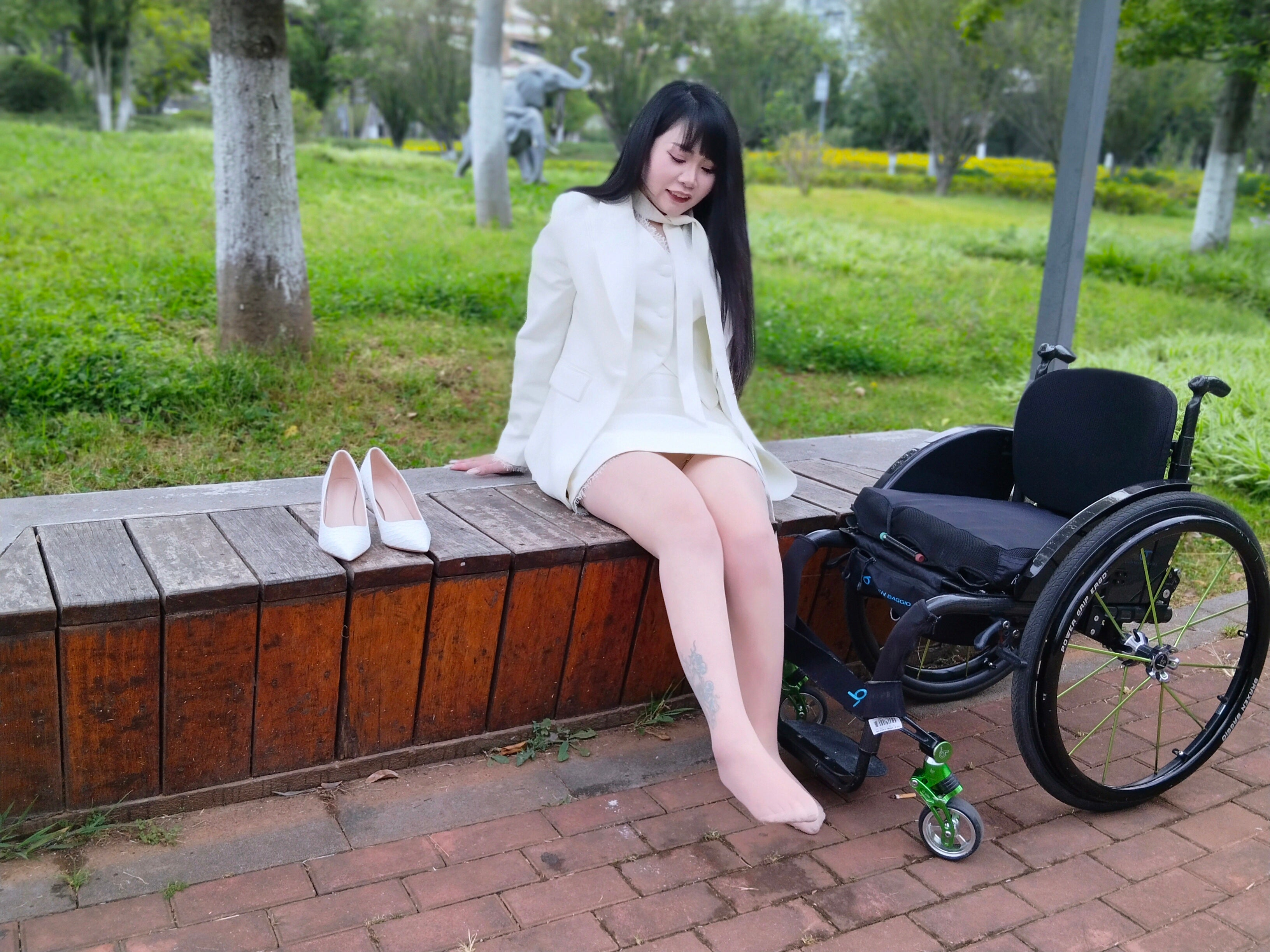The Para Girl Nora – Soothing Swollen Feet After Outdoor Activities