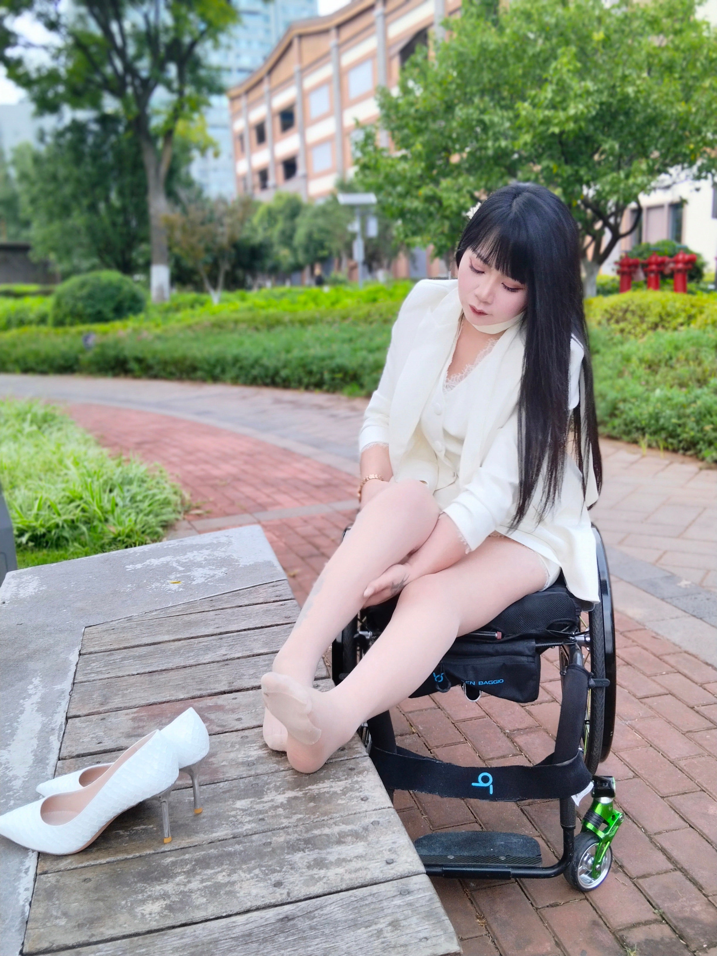 The Para Girl Nora – Soothing Swollen Feet After Outdoor Activities