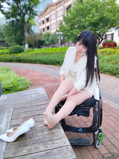 The Para Girl Nora – Soothing Swollen Feet After Outdoor Activities