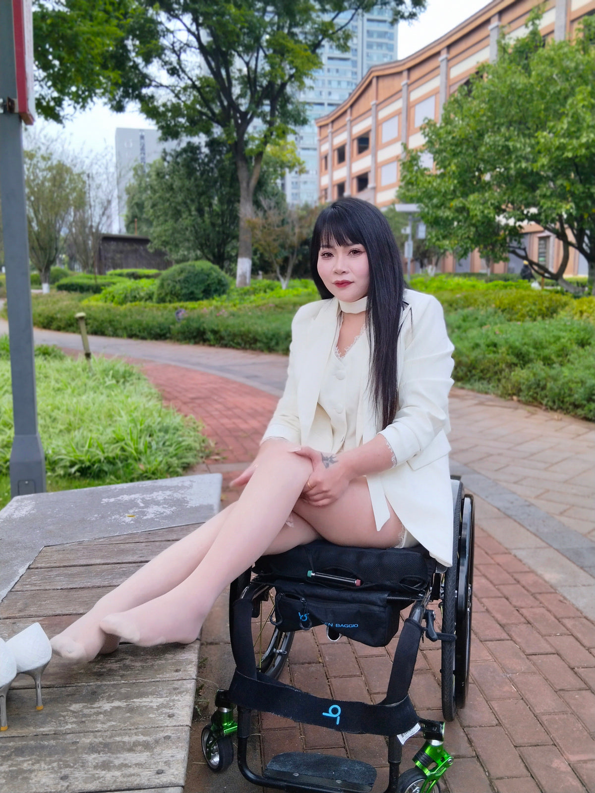The Para Girl Nora – Soothing Swollen Feet After Outdoor Activities