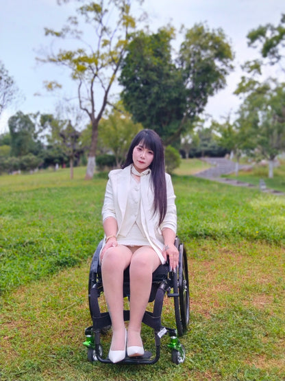 The Para Girl Nora – Soothing Swollen Feet After Outdoor Activities