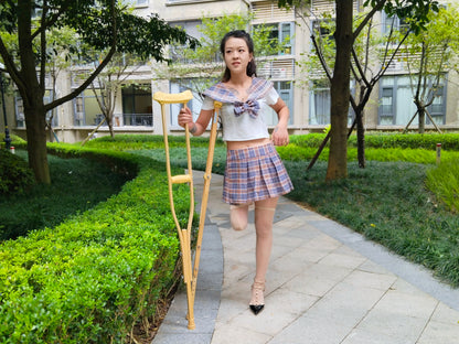 Amy: Sak Amputee Girl – Soothing residual limb pain on a park bench