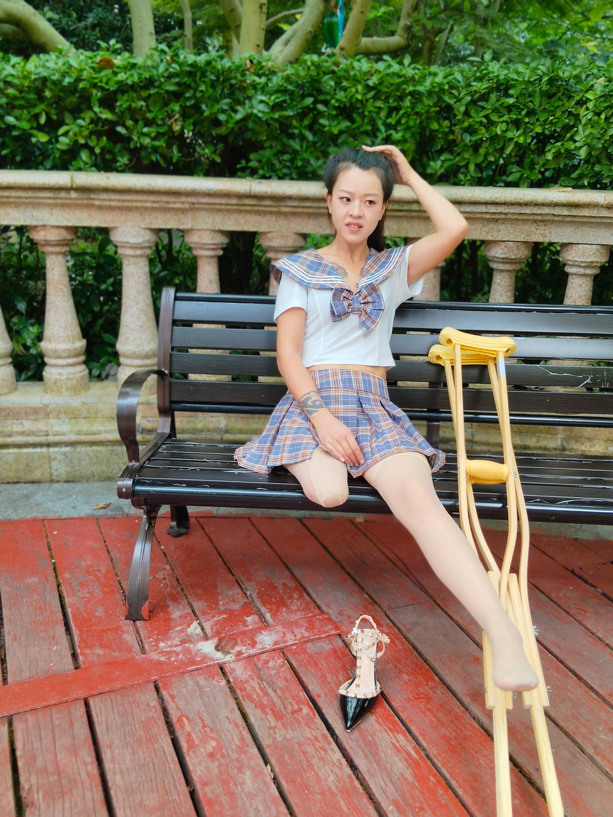Amy: Sak Amputee Girl – Soothing residual limb pain on a park bench