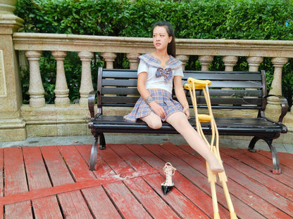 Amy: Sak Amputee Girl – Soothing residual limb pain on a park bench