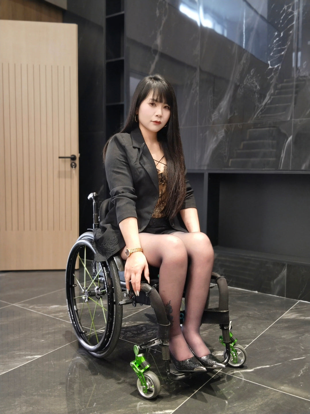The Para Girl Nora – The Daily Life of a Female CEO