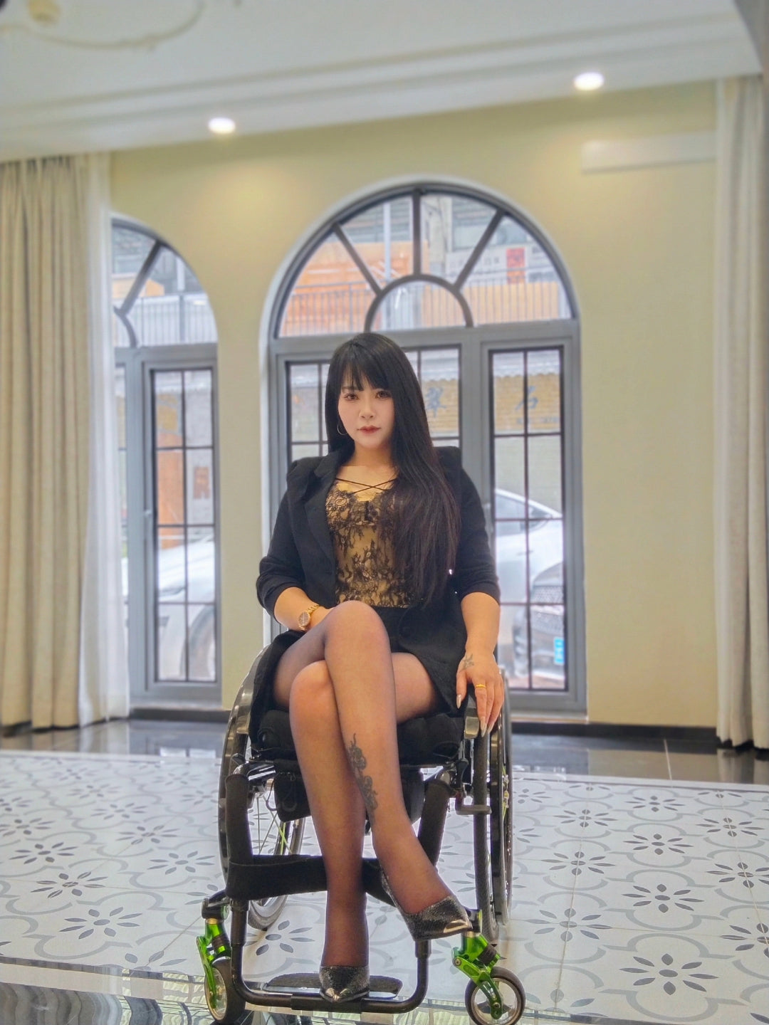The Para Girl Nora – The Daily Life of a Female CEO