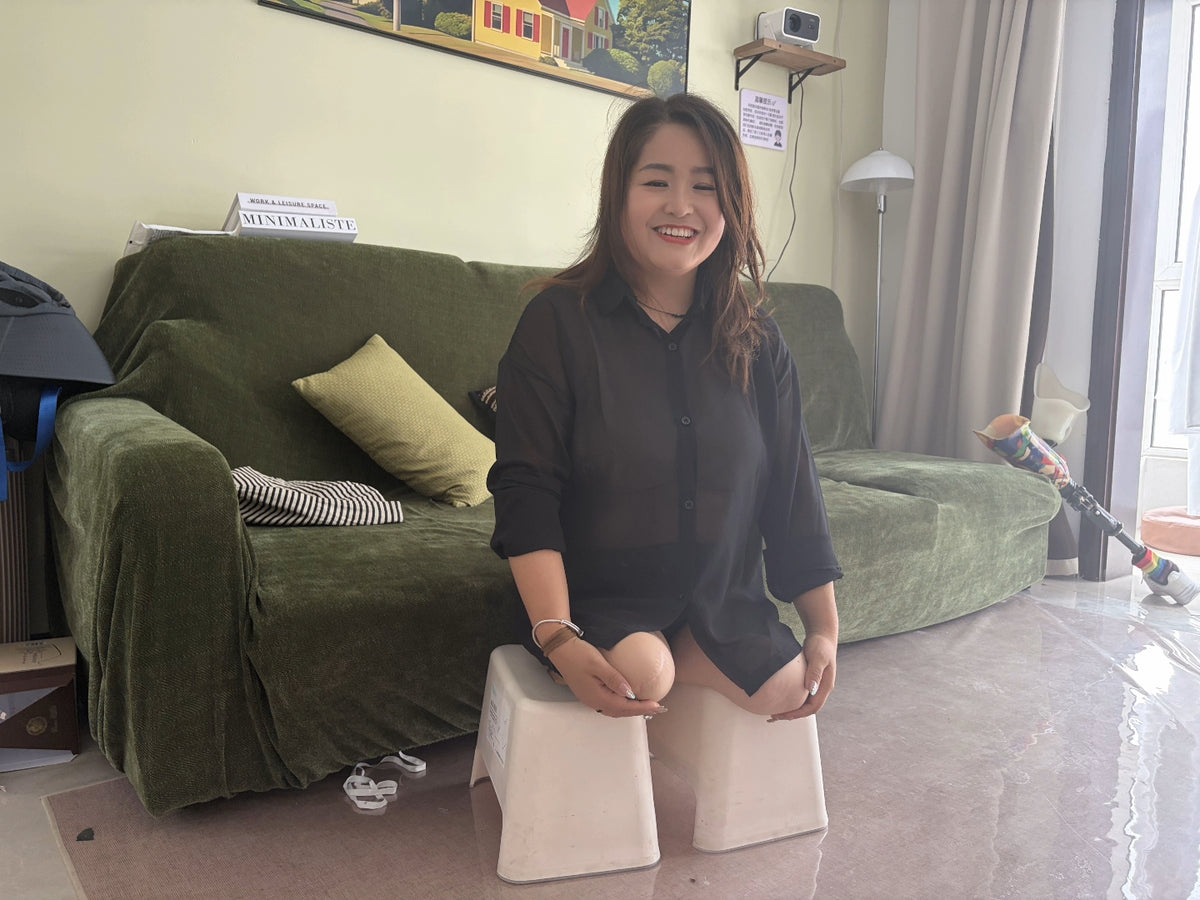 Tina, an Amputee Girl – Trying Out a Peg Leg and a Prosthetic Leg