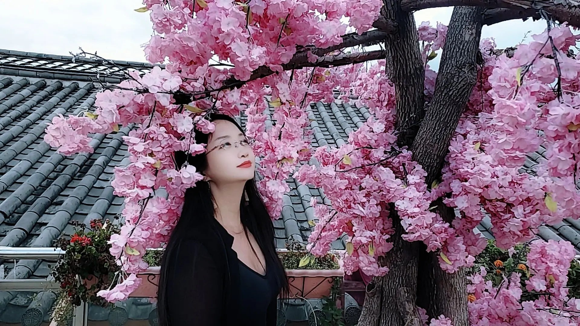 Lanzi: Ooe Amputee Lady - Exploring Lijiang Courtyards