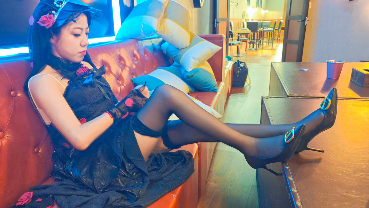 Sylvia: Para Girl - Halloween Special: Black Dress and Roses