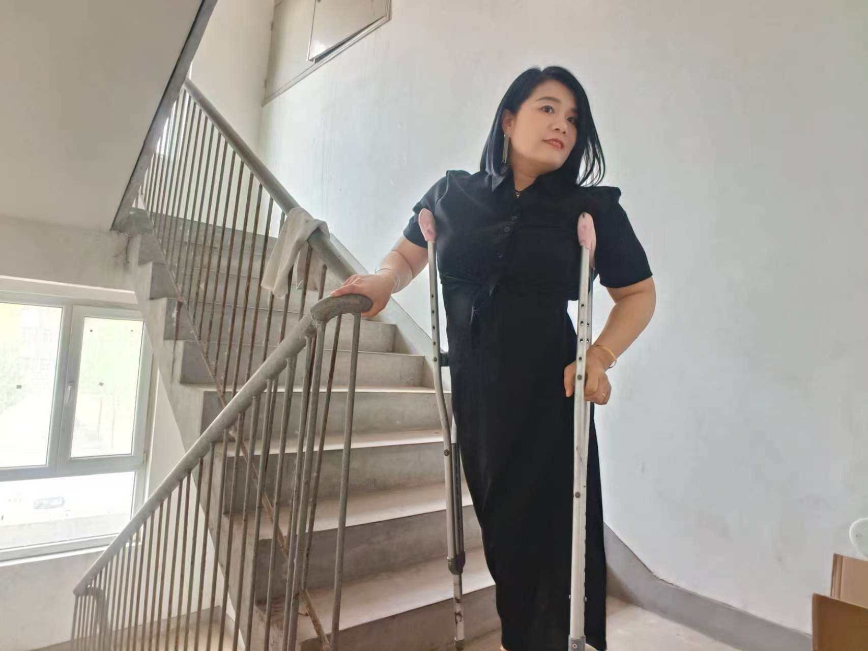 Carrie: The Polio Lady's - Trying to Go Down the Stairs with Cane