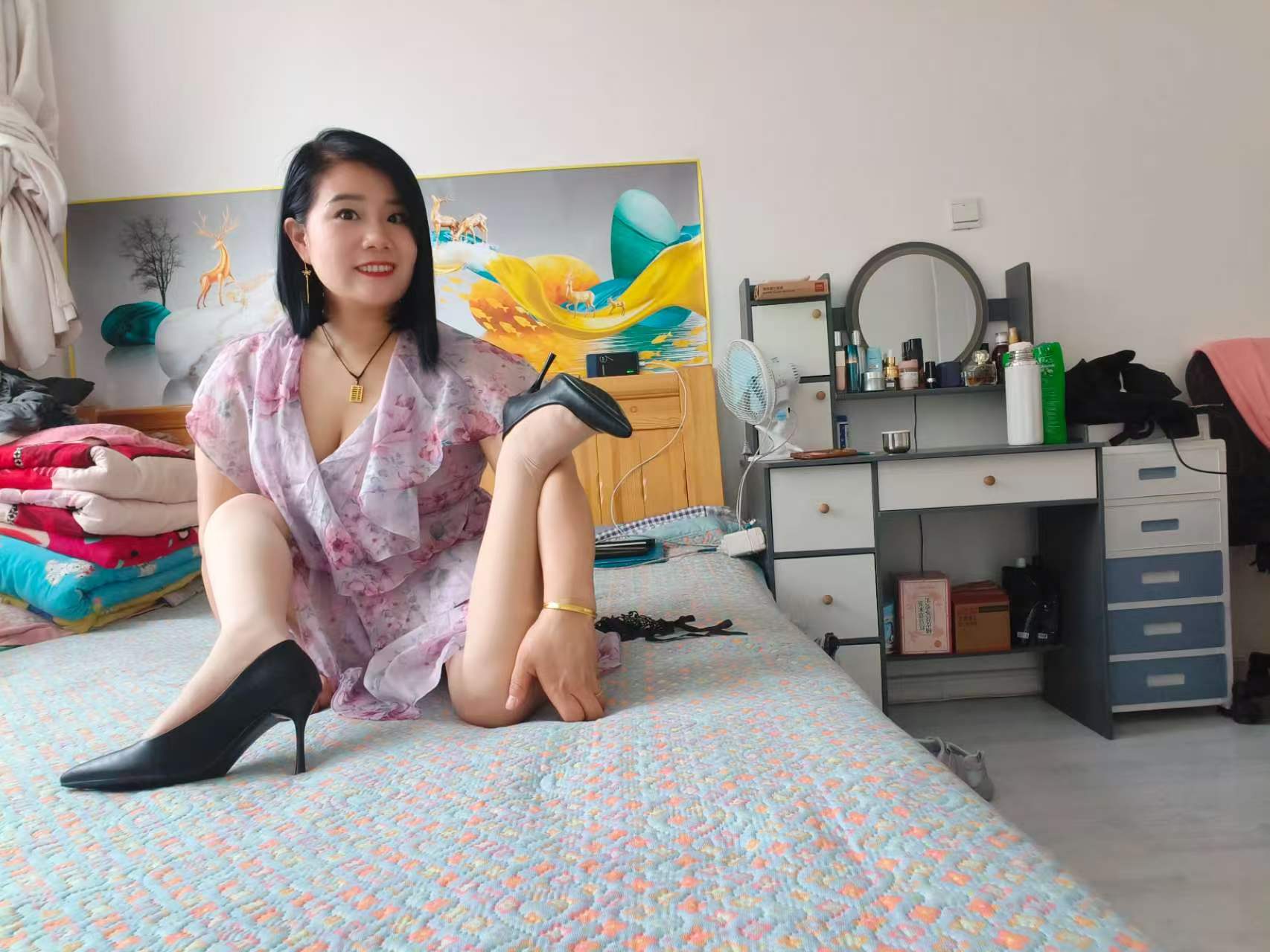 Carrie: The Polio Lady's - Playing with supple legs in high heels