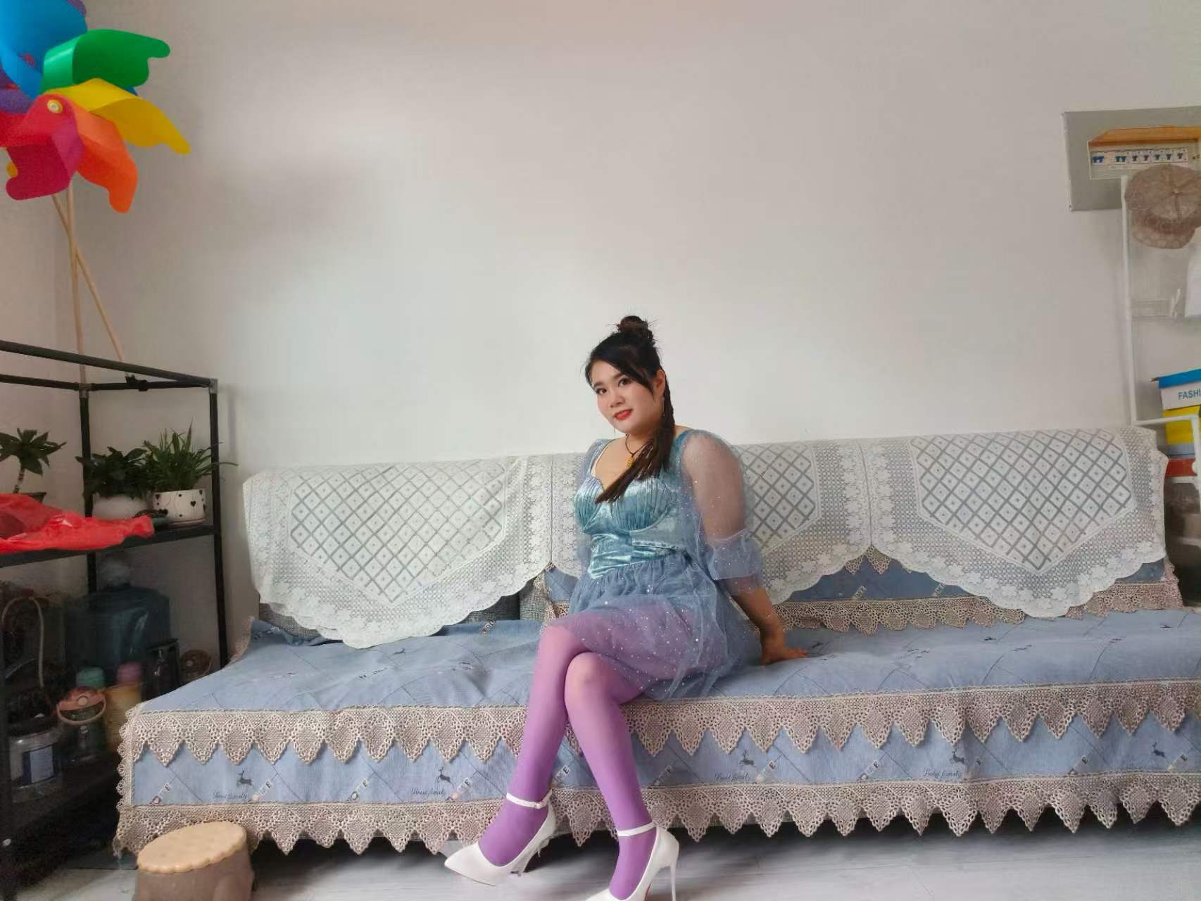 Carrie: The Polio Lady's – Displaying stockings in various colors