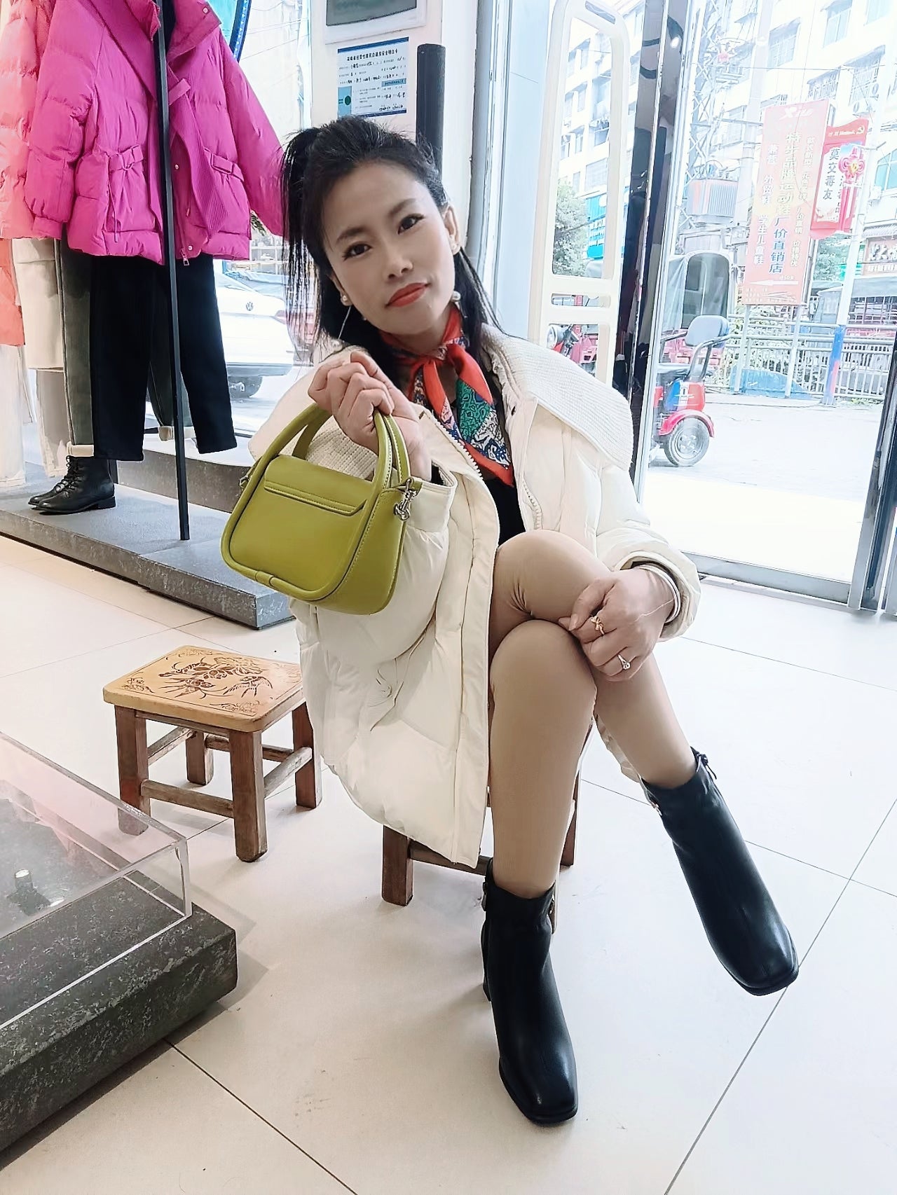 Susie: Polio lady browsing the shopping mall