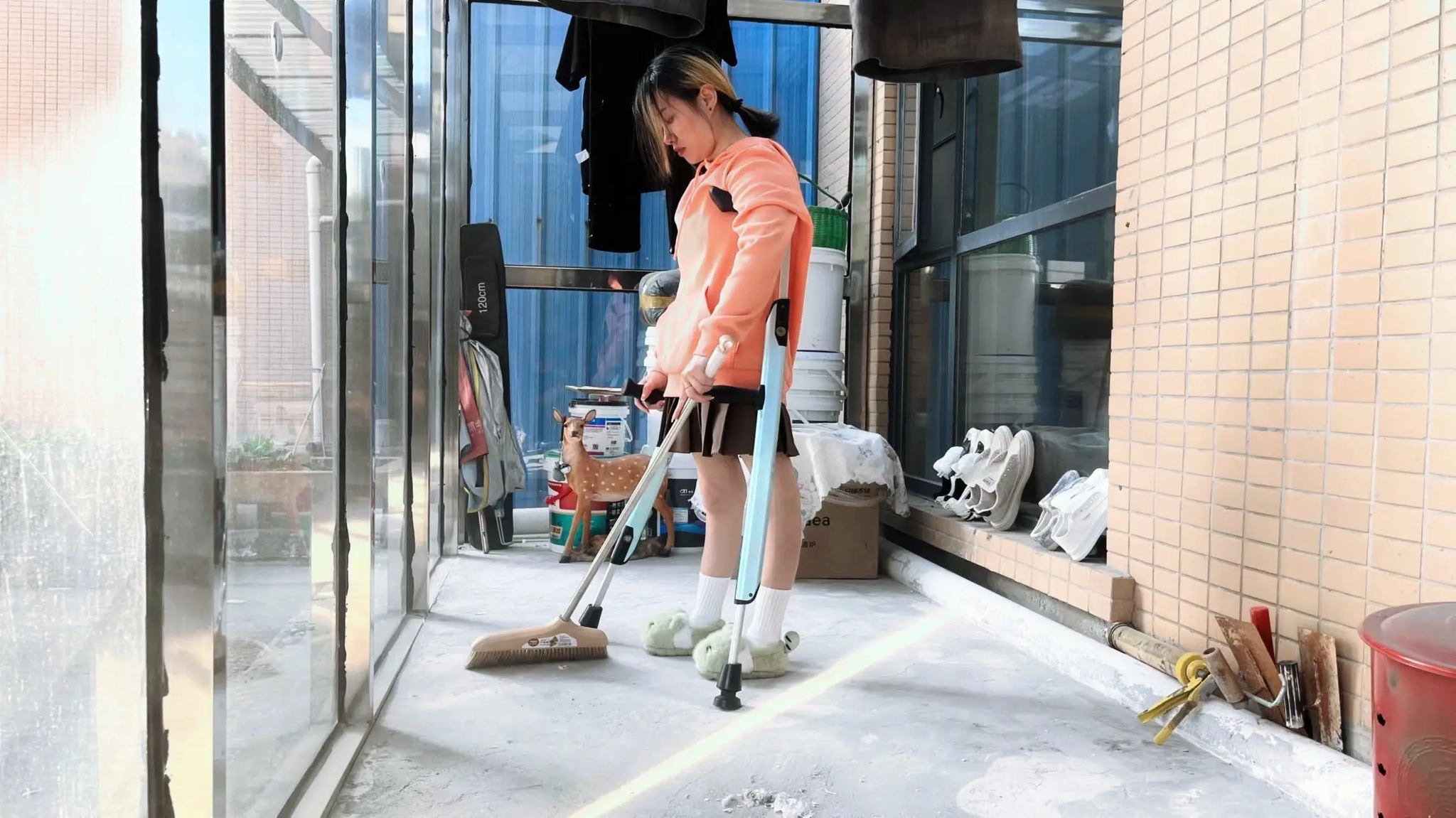 Miki:Polio girl cleans the room