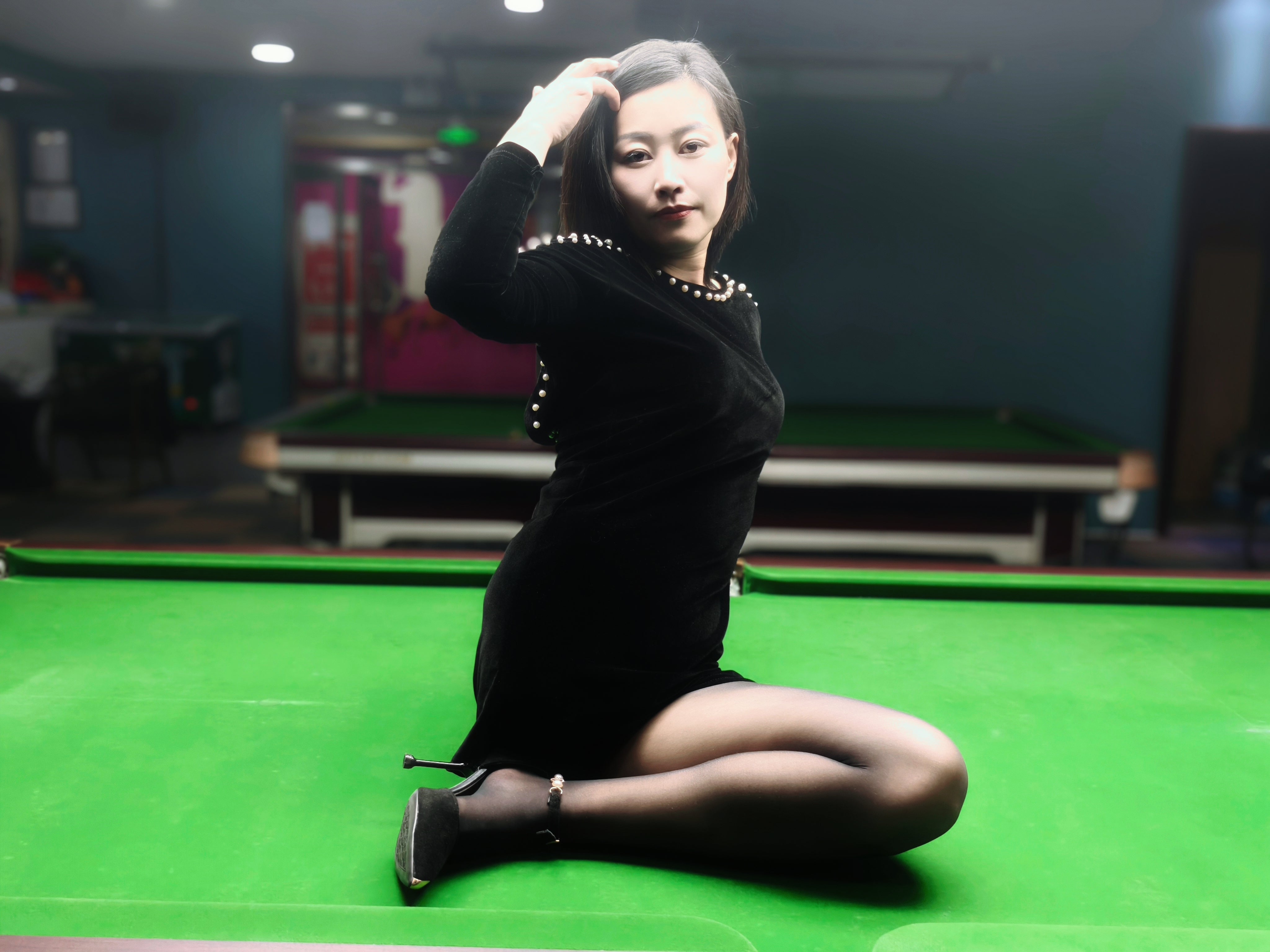 Emma: Amputee lady practicing billiards