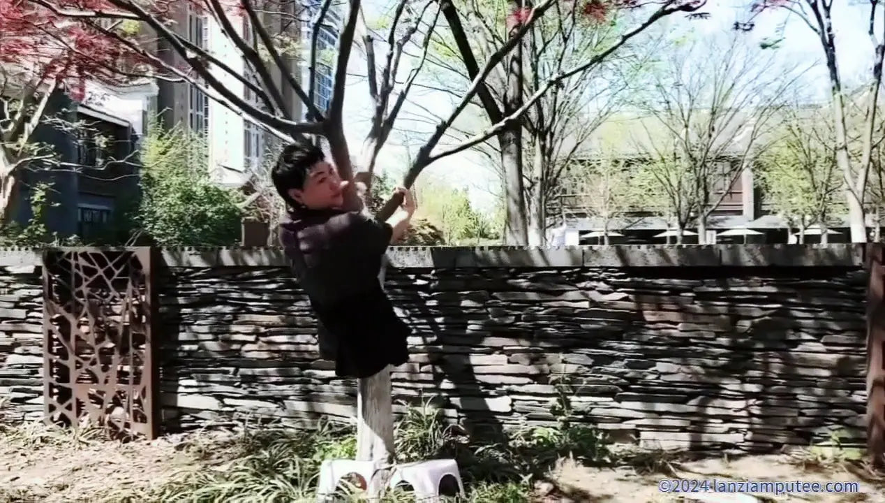 Laura: Dak girl climbs tree