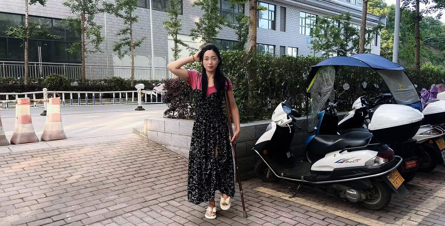 Anmi:Polio lady outdoor